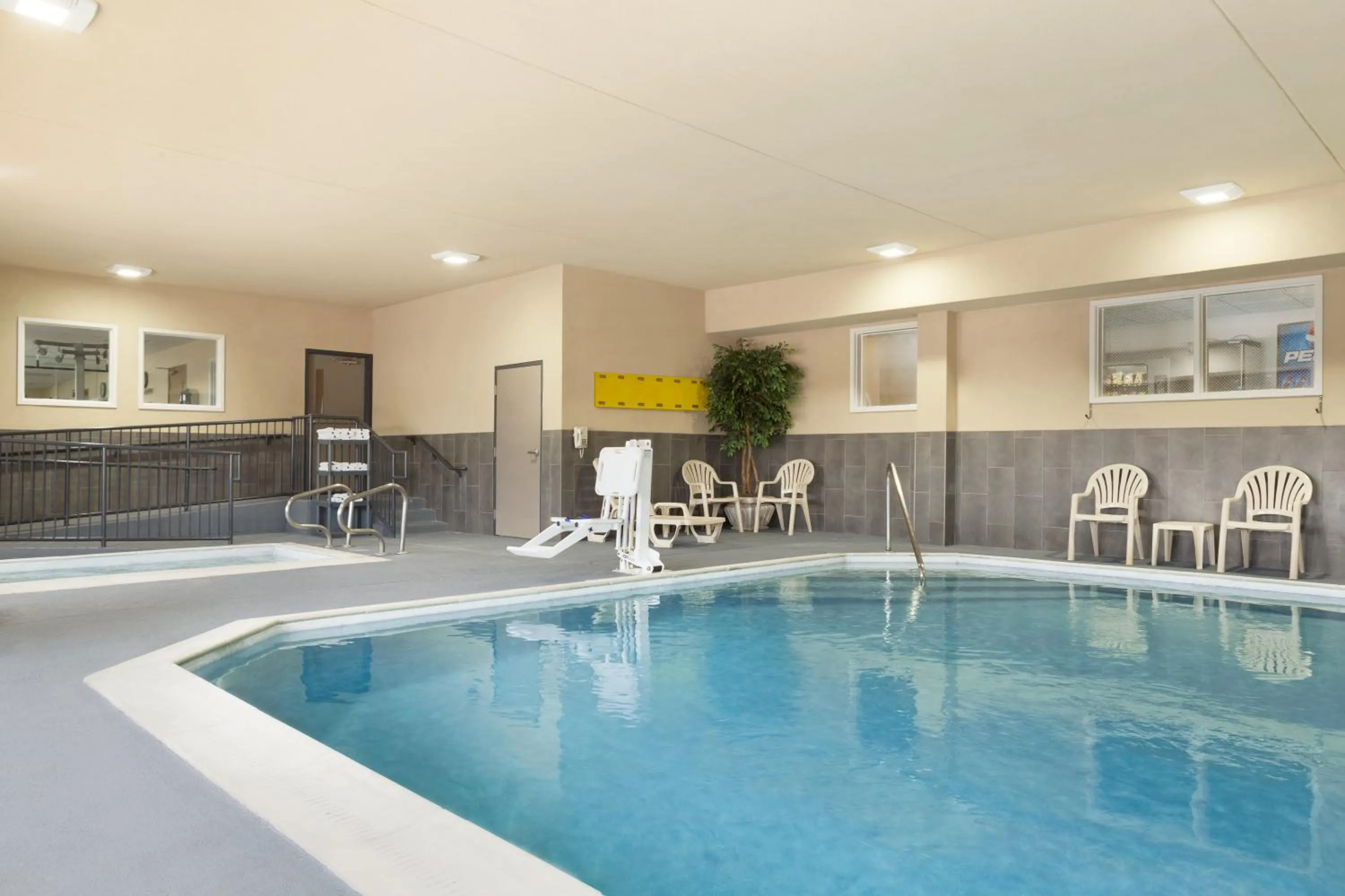 Pool view in Country Inn & Suites by Radisson, Georgetown, KY