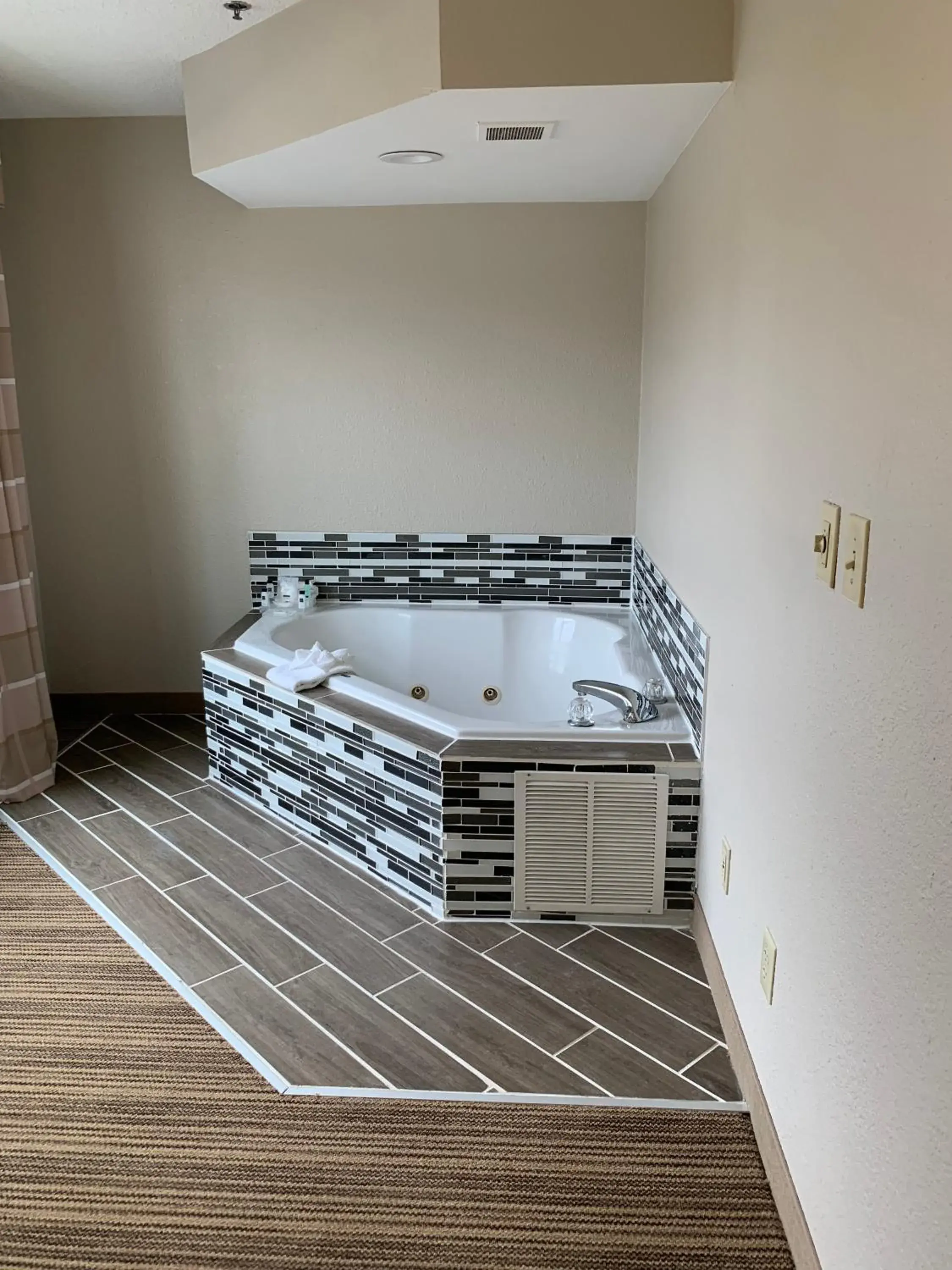 One-Bedroom King Suite with Whirlpool - Non-Smoking in Country Inn & Suites by Radisson, Georgetown, KY One-Bedroom King Suite with Whirlpool - Non-Smoking in Country Inn & Suites by Radisson, Georgetown, KY