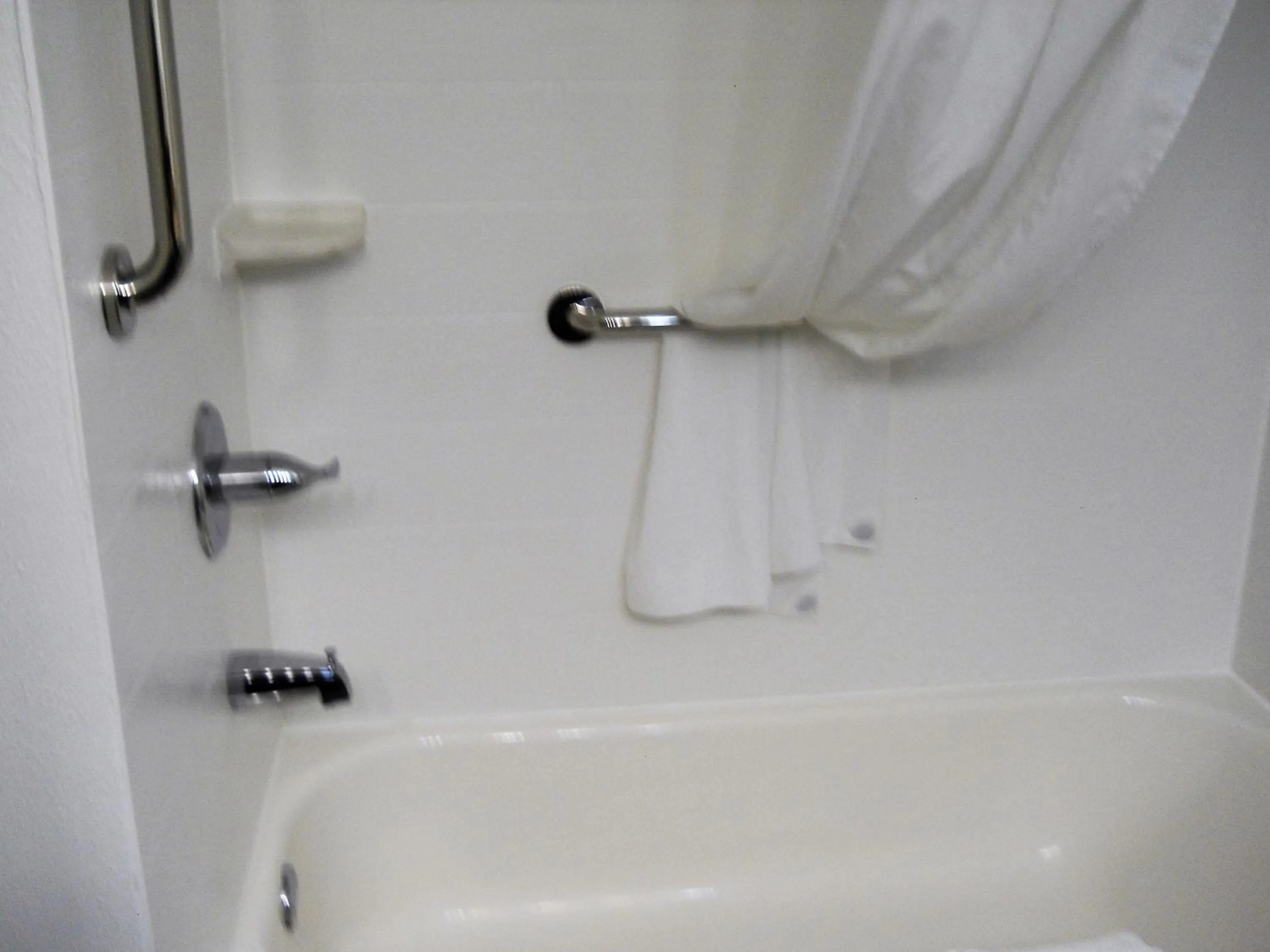 Bathroom in Country Inn & Suites by Radisson, Georgetown, KY