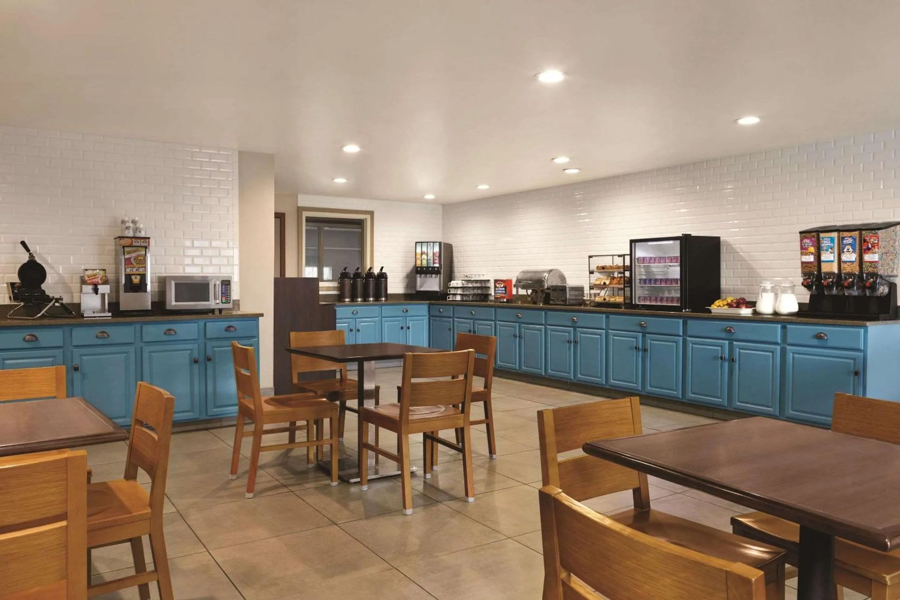 Breakfast in Country Inn & Suites by Radisson, Georgetown, KY