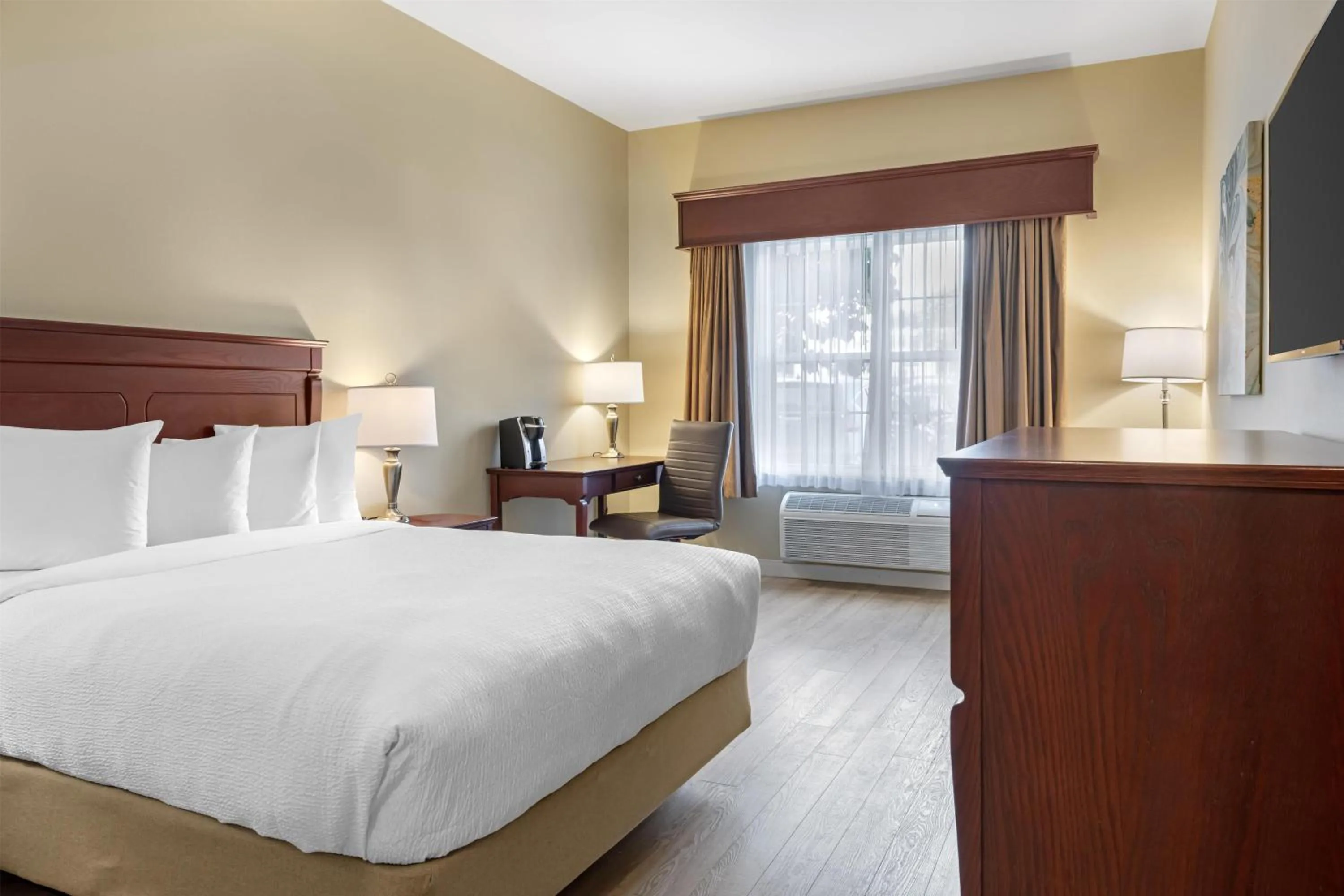 Bedroom, Bed in Best Western Plus Fredericton Hotel & Suites