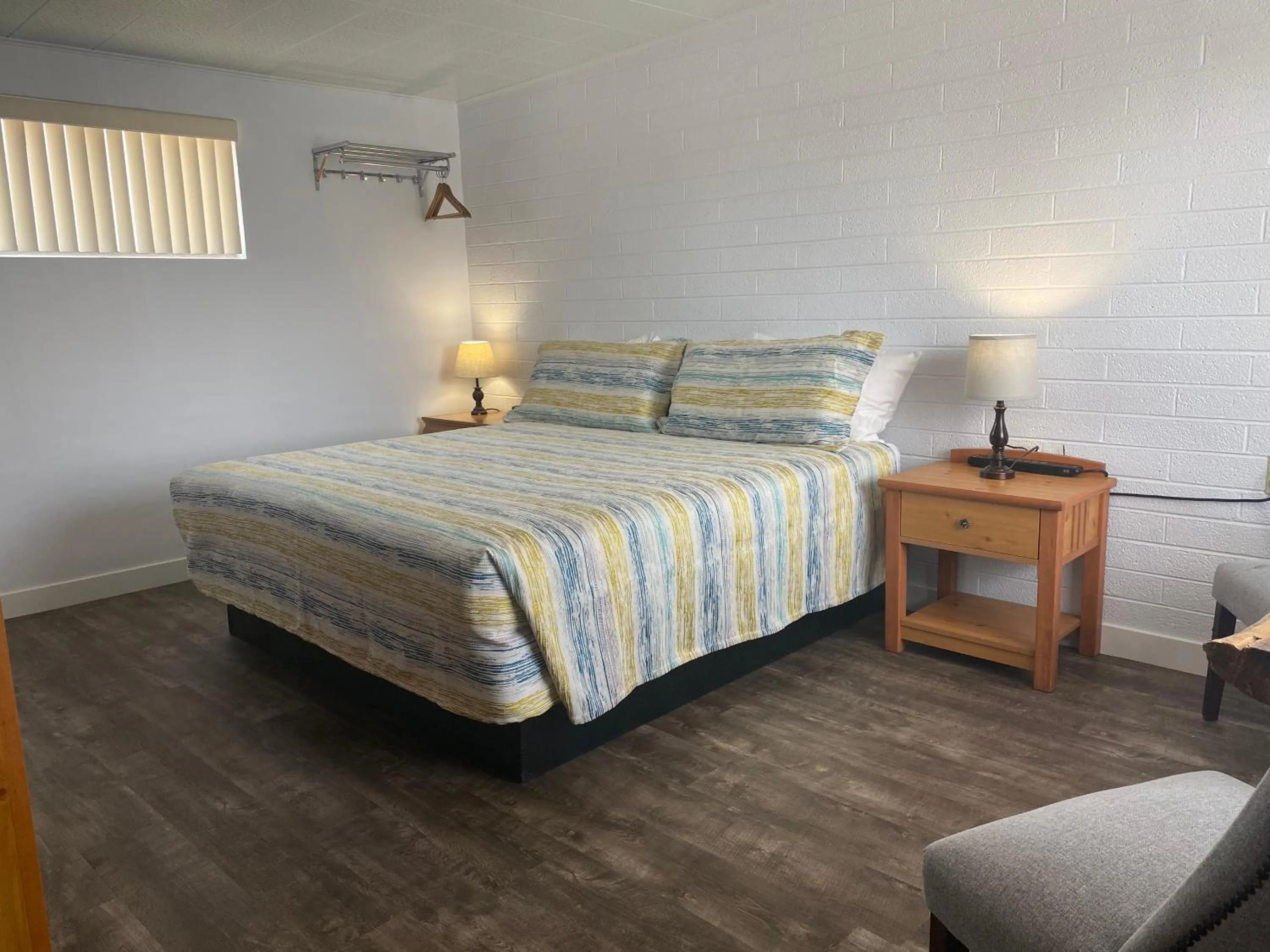 Bedroom, Bed in Lamplighter Lodge