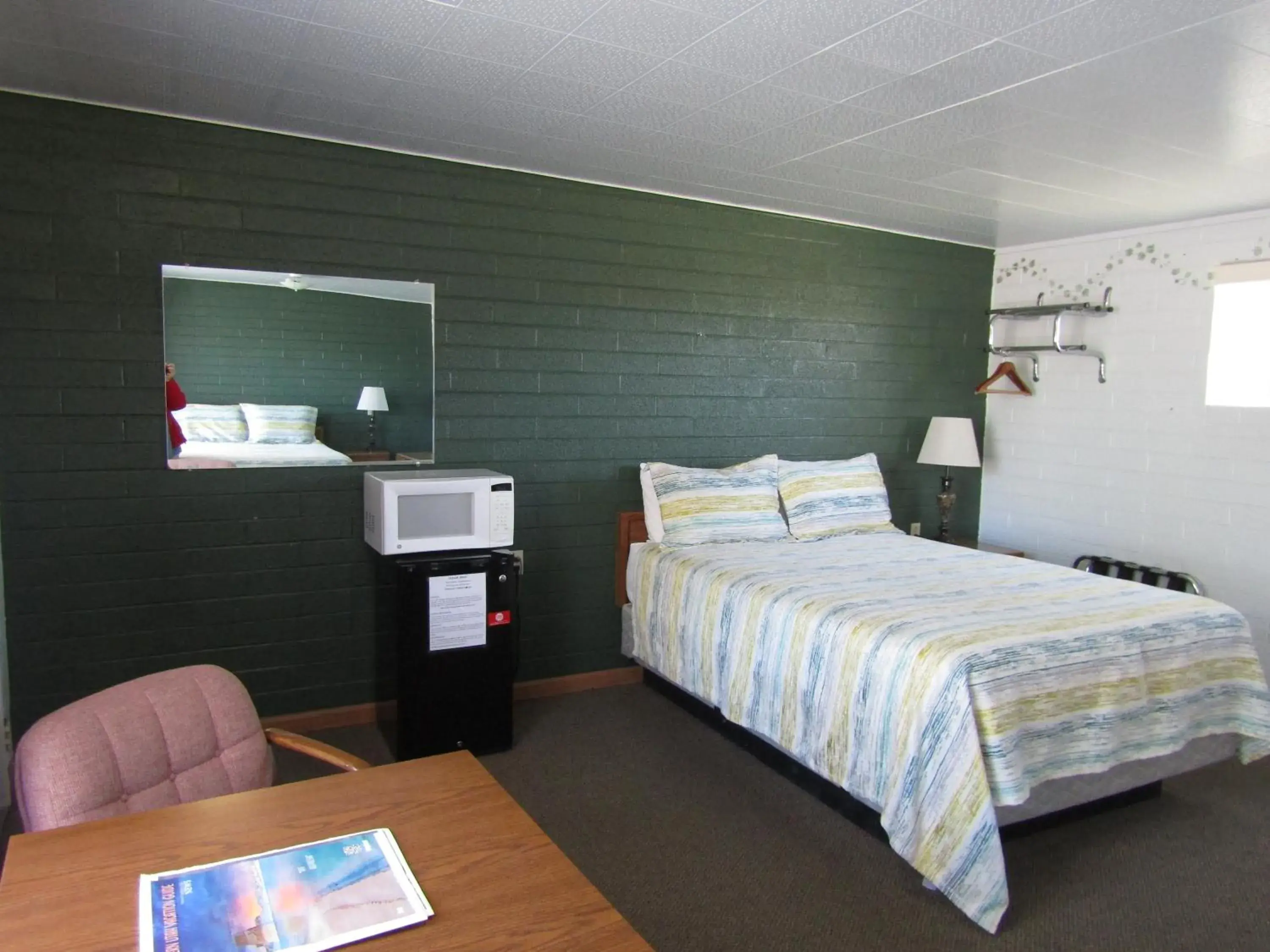Queen Room with Two Queen Beds in Lamplighter Lodge Queen Room with Two Queen Beds in Lamplighter Lodge