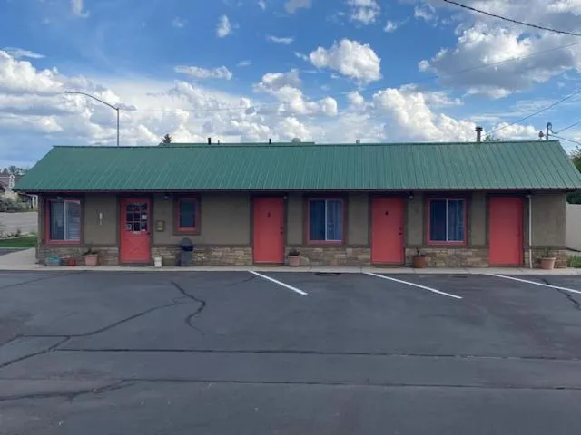 Property building in Lamplighter Lodge