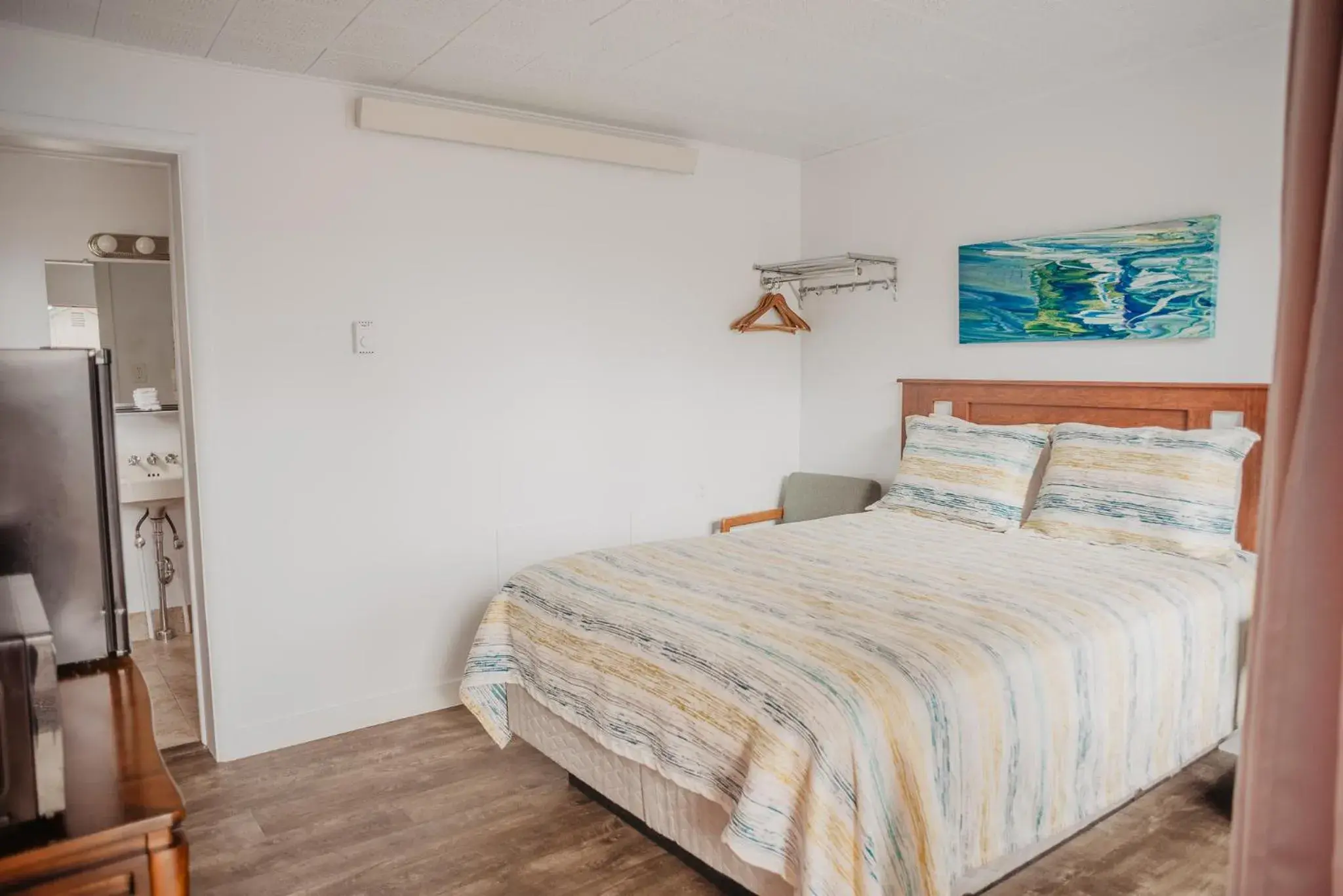 Standard Queen Room in Lamplighter Lodge Standard Queen Room in Lamplighter Lodge