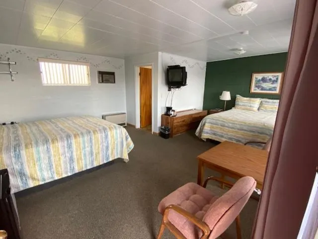 Photo of the whole room, Bed in Lamplighter Lodge