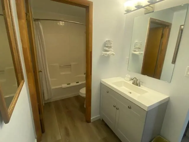 Bathroom in Lamplighter Lodge