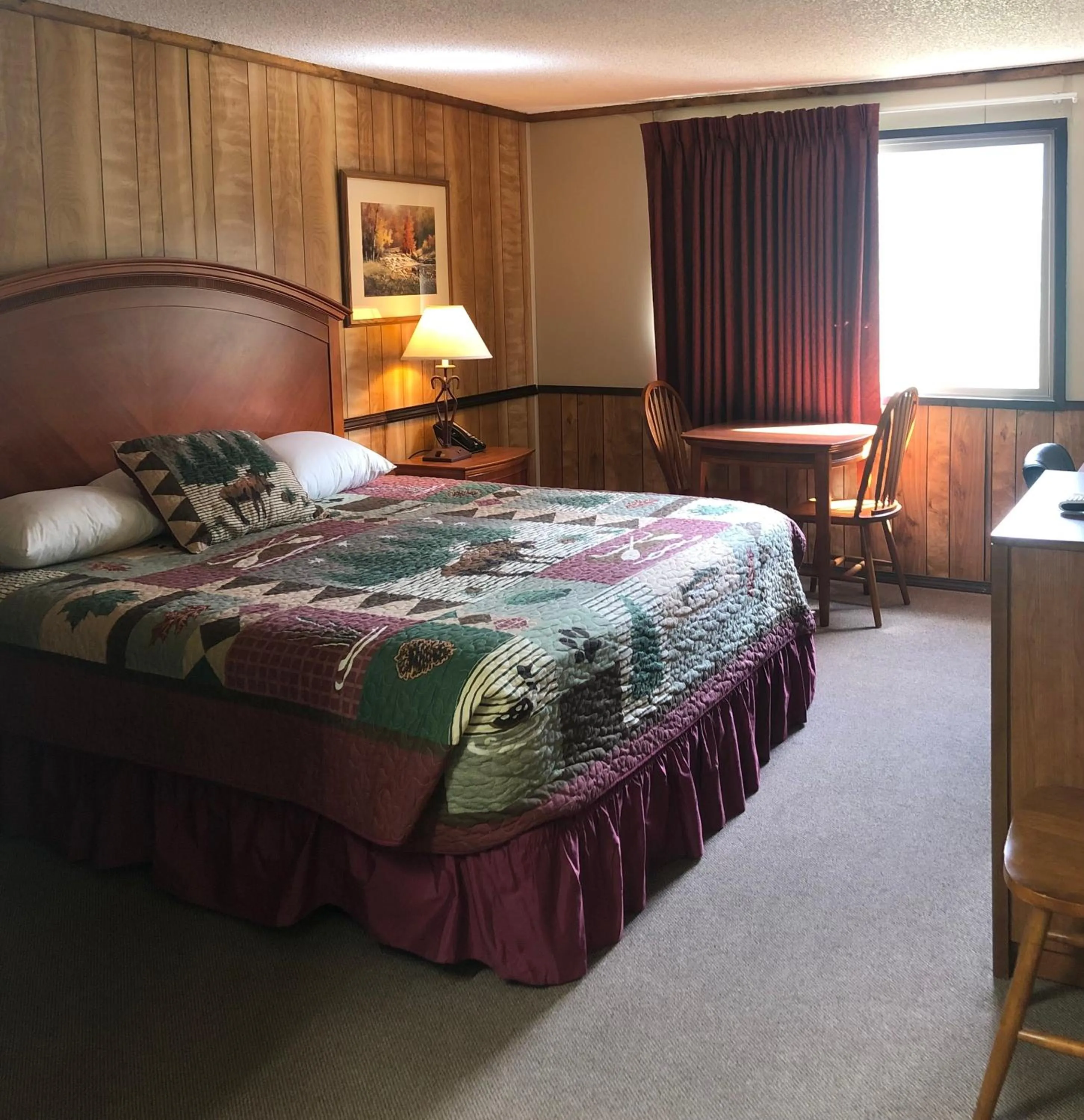 Mountain view, Bed in Denali Park Hotel