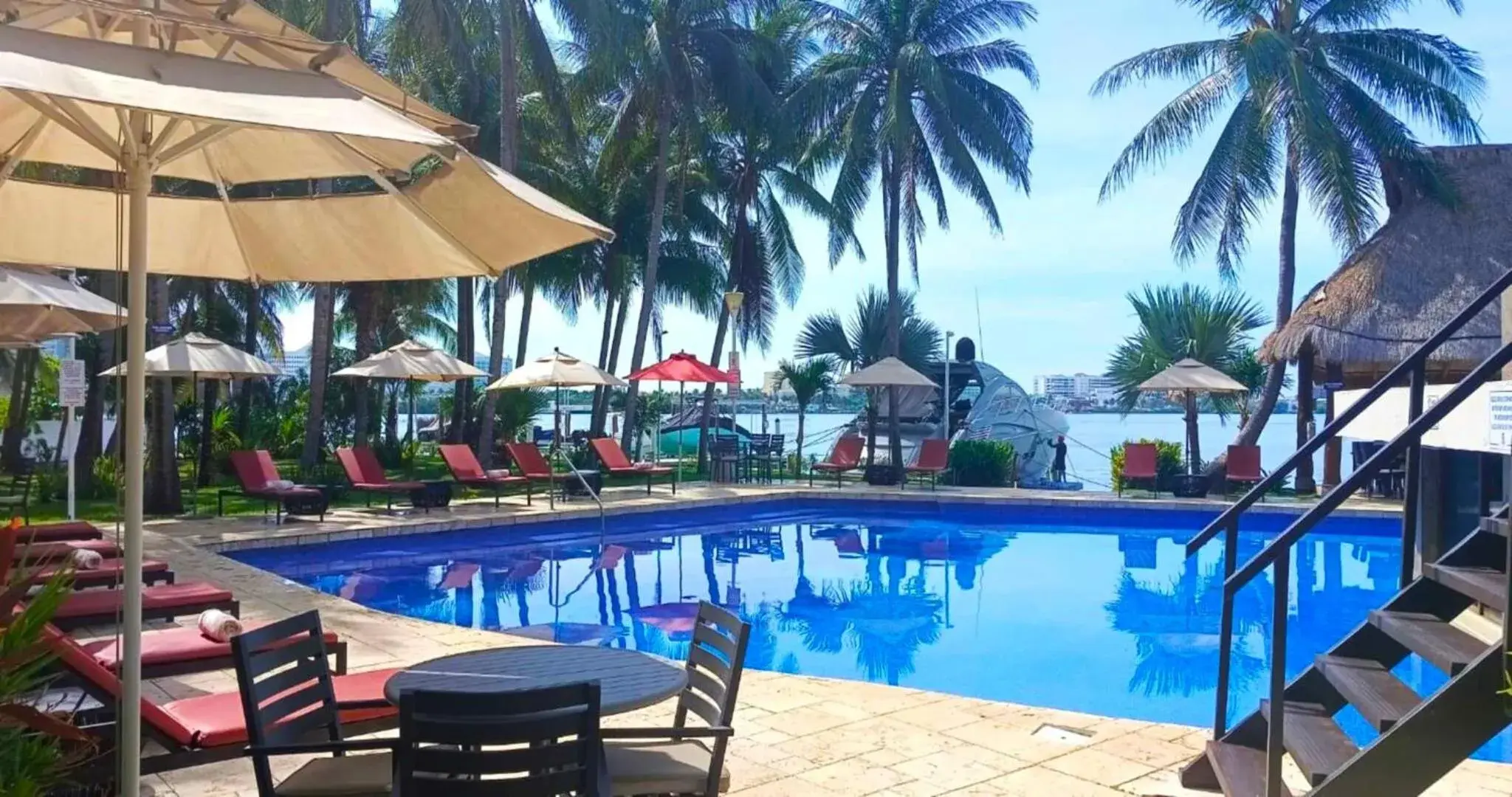 Swimming pool in Sina Suites Cancun - Adults Only Swimming pool in Sina Suites Cancun - Adults Only