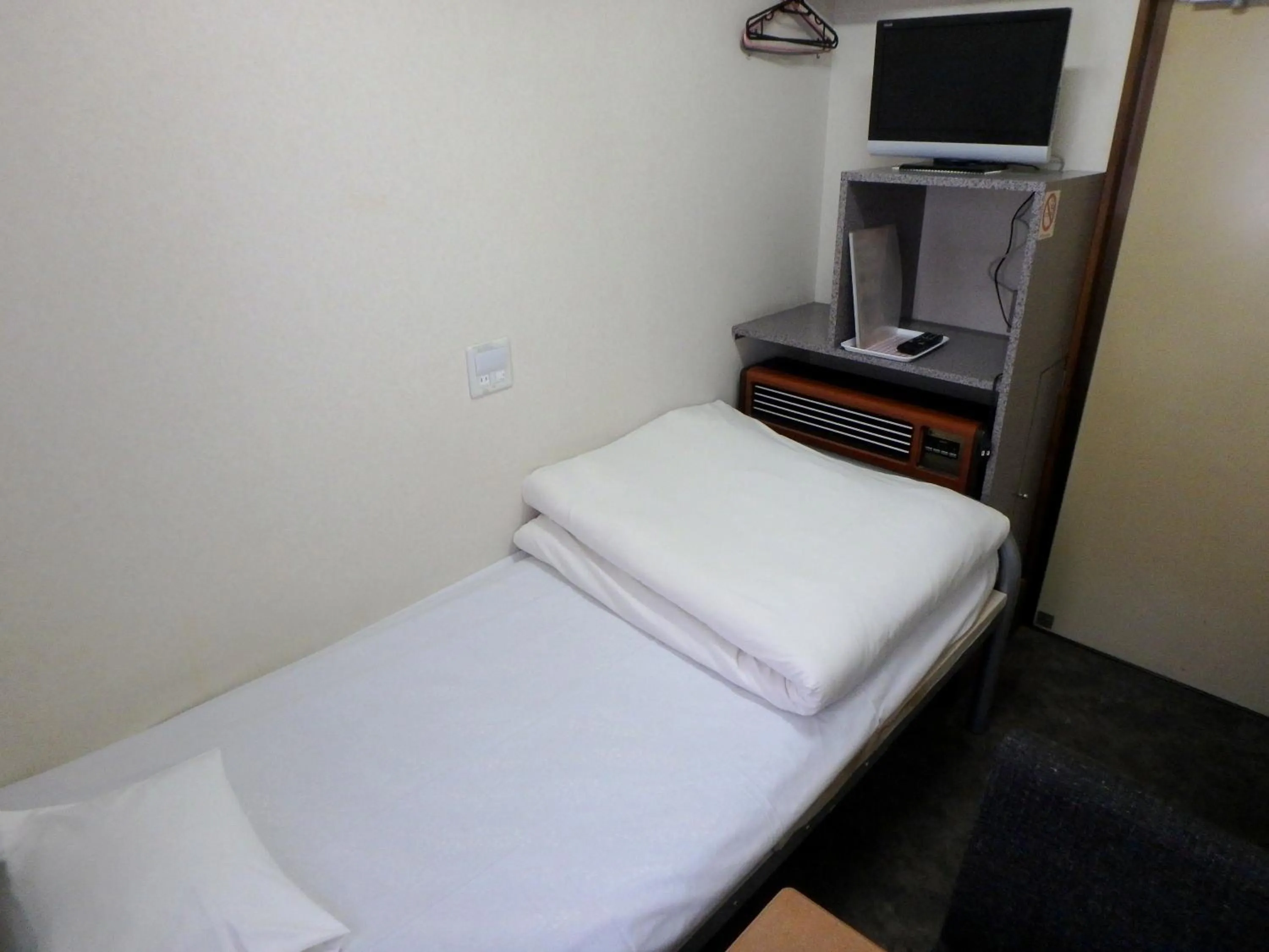 TV and multimedia in Economy Hotel Hoteiya