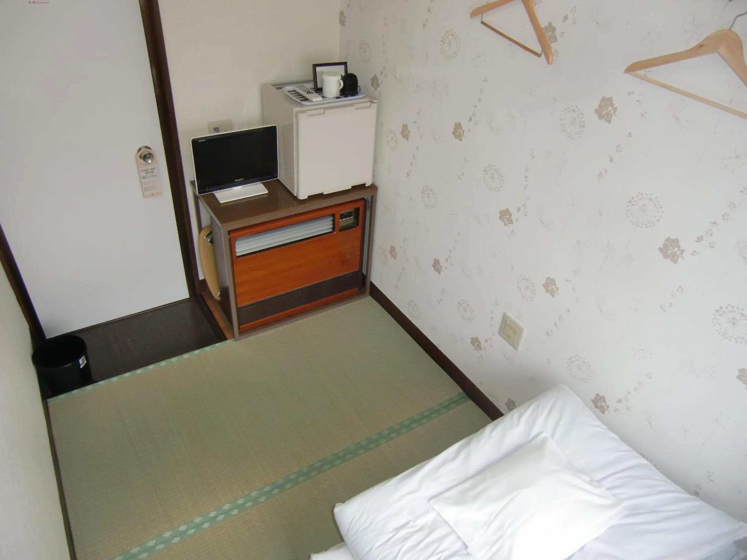TV and multimedia in Economy Hotel Hoteiya