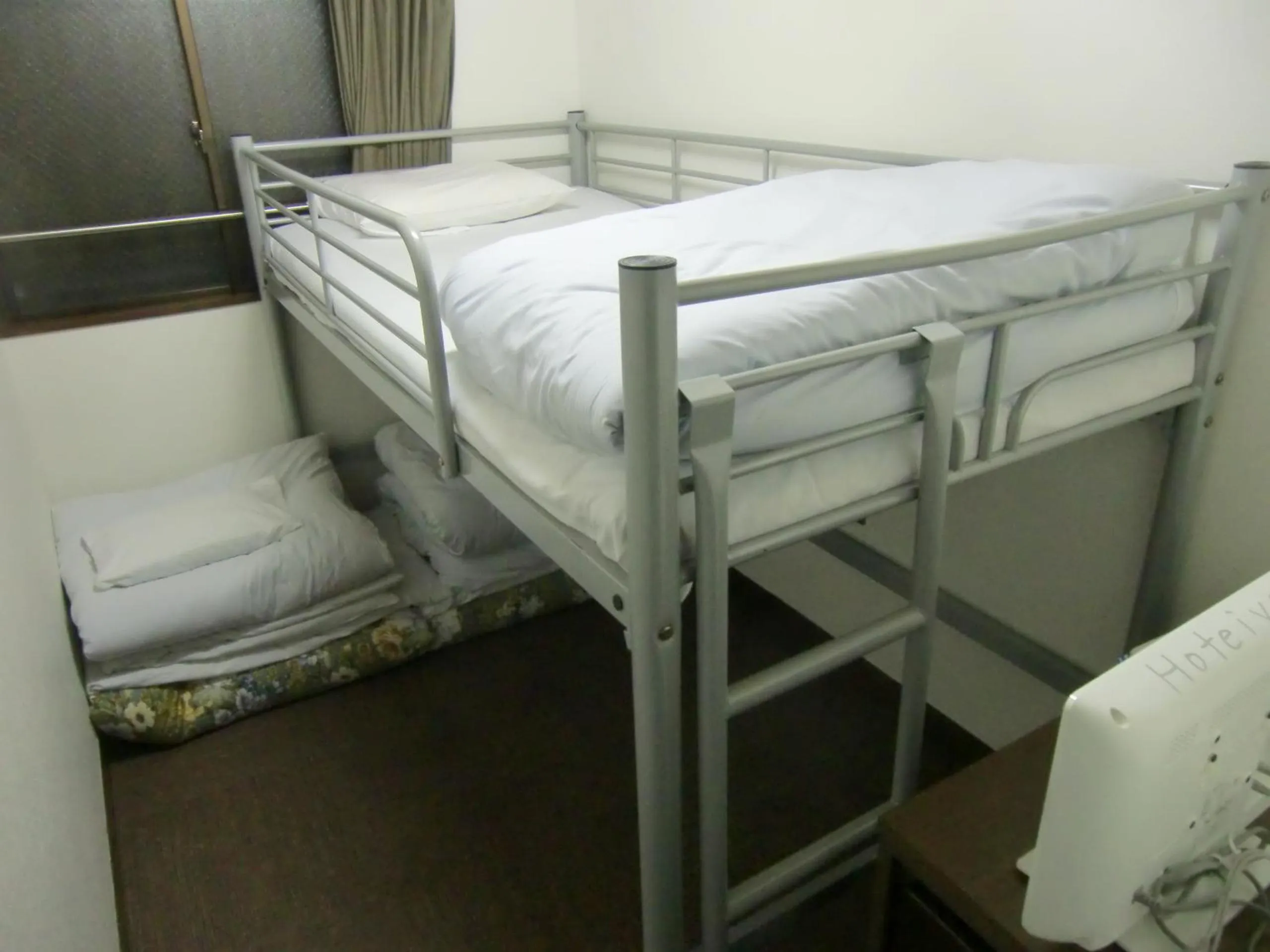 bunk bed in Economy Hotel Hoteiya