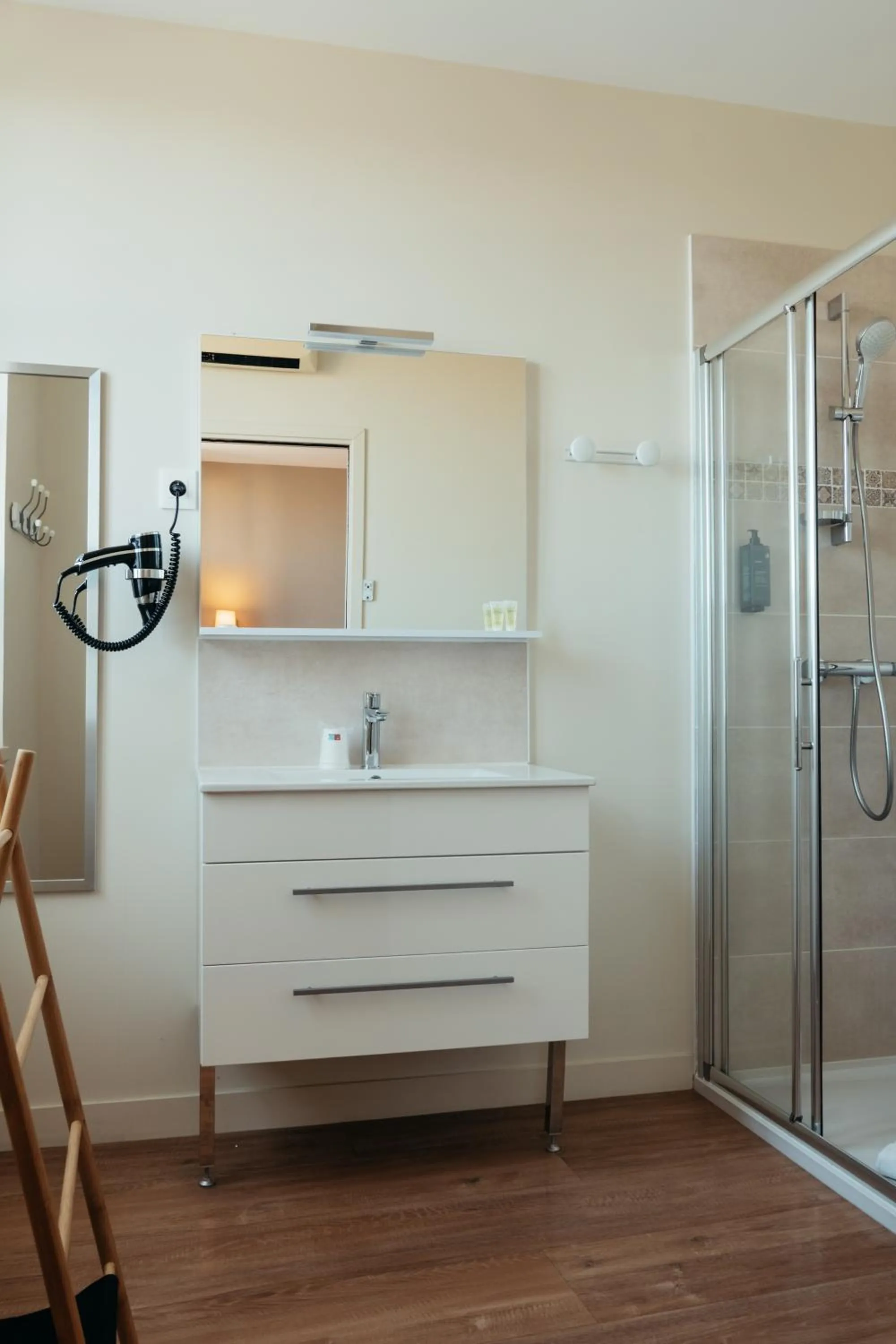 Bathroom in Hôtel OYAT Ile de Ré - ex Escale
