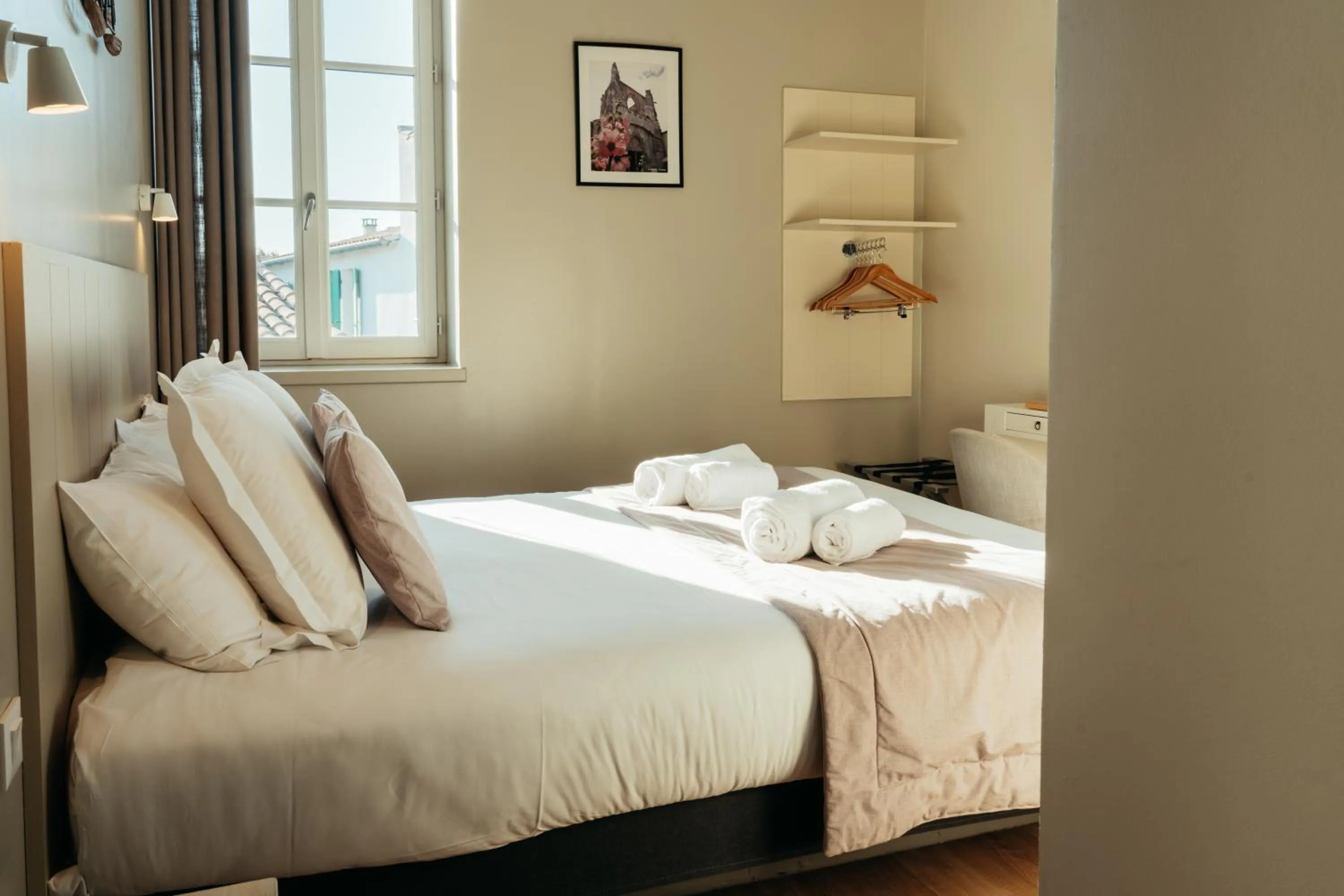 Bedroom, Bed in Hôtel OYAT Ile de Ré - ex Escale