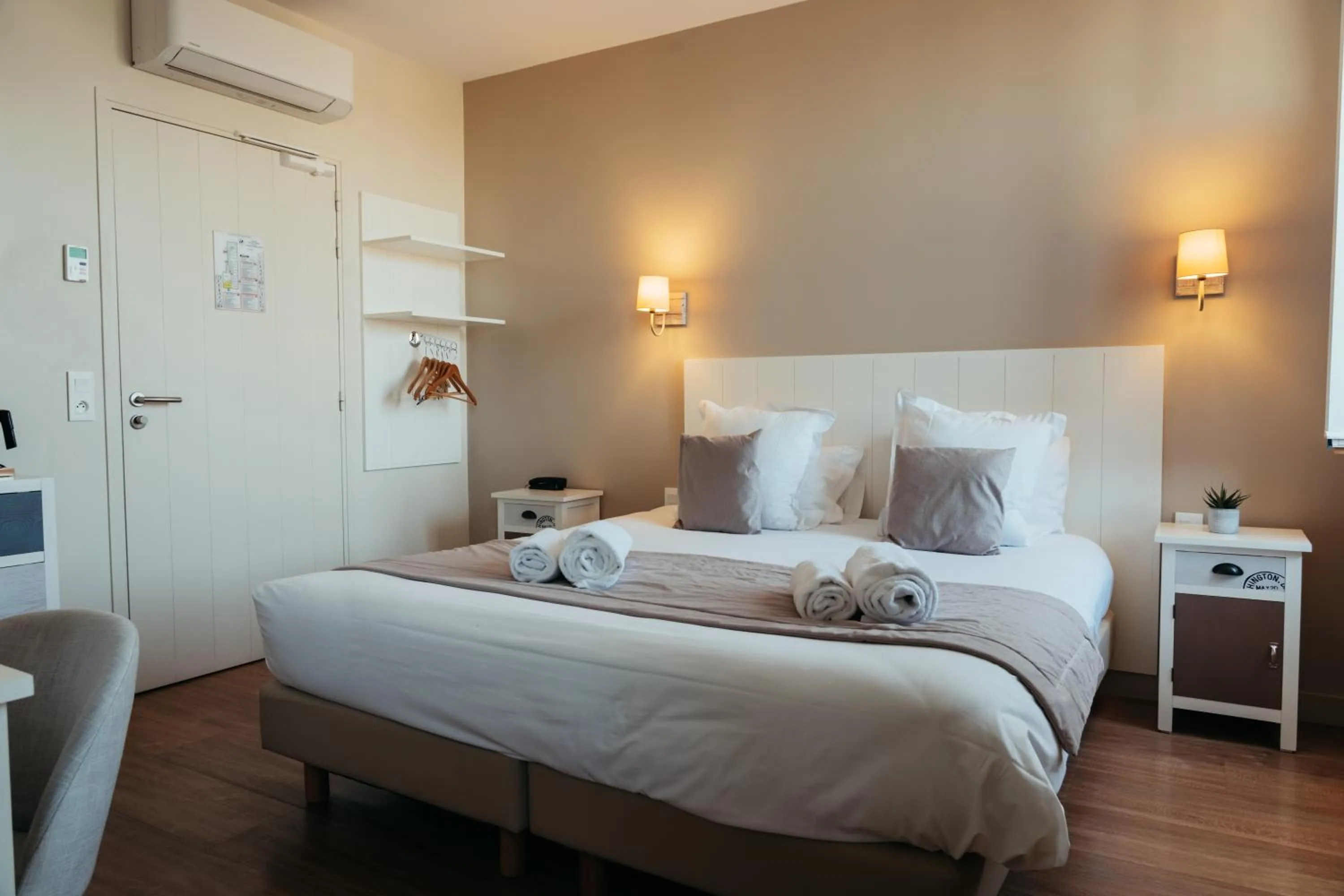 Bedroom, Bed in Hôtel OYAT Ile de Ré - ex Escale