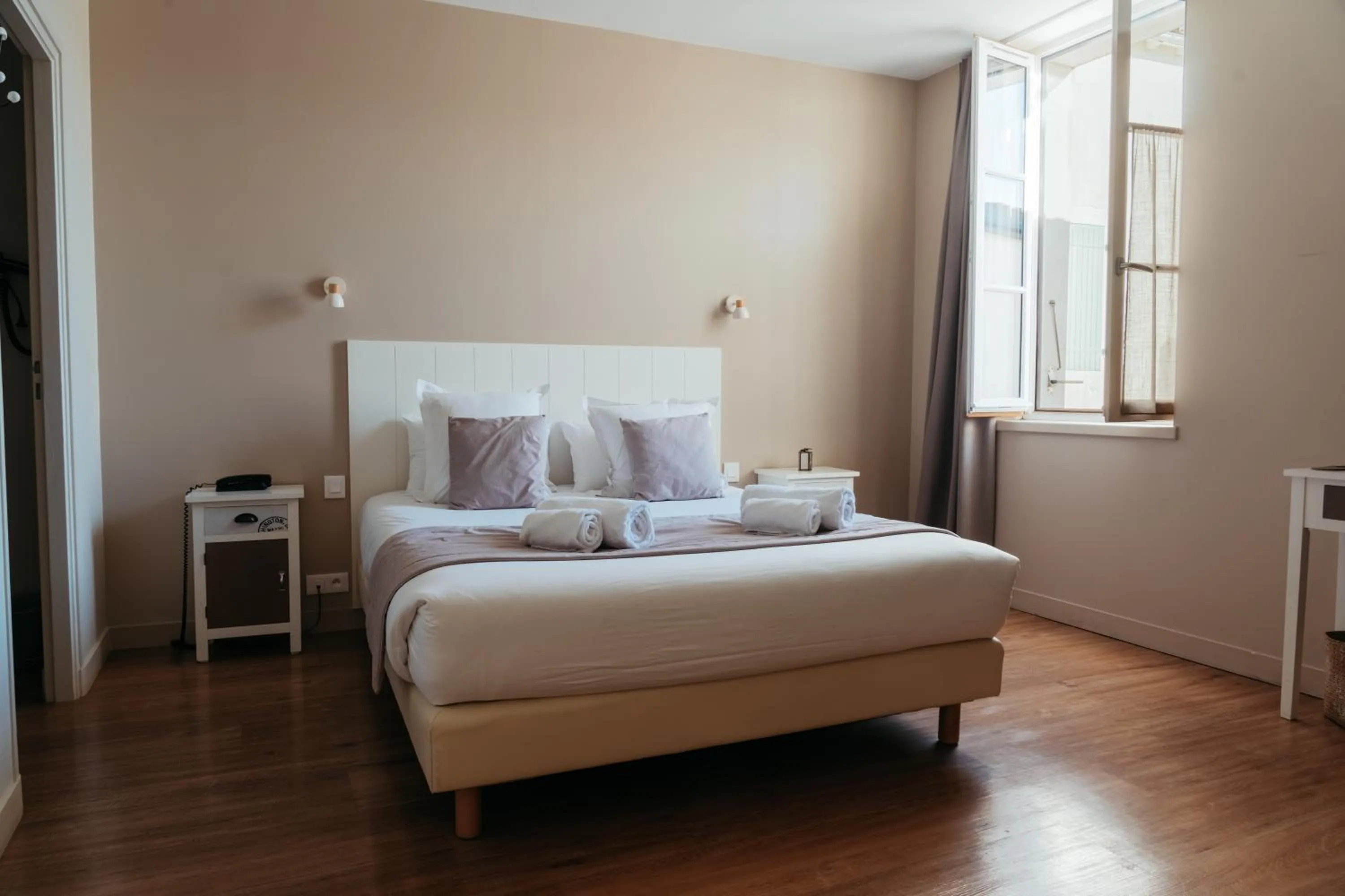 Bedroom, Bed in Hôtel OYAT Ile de Ré - ex Escale