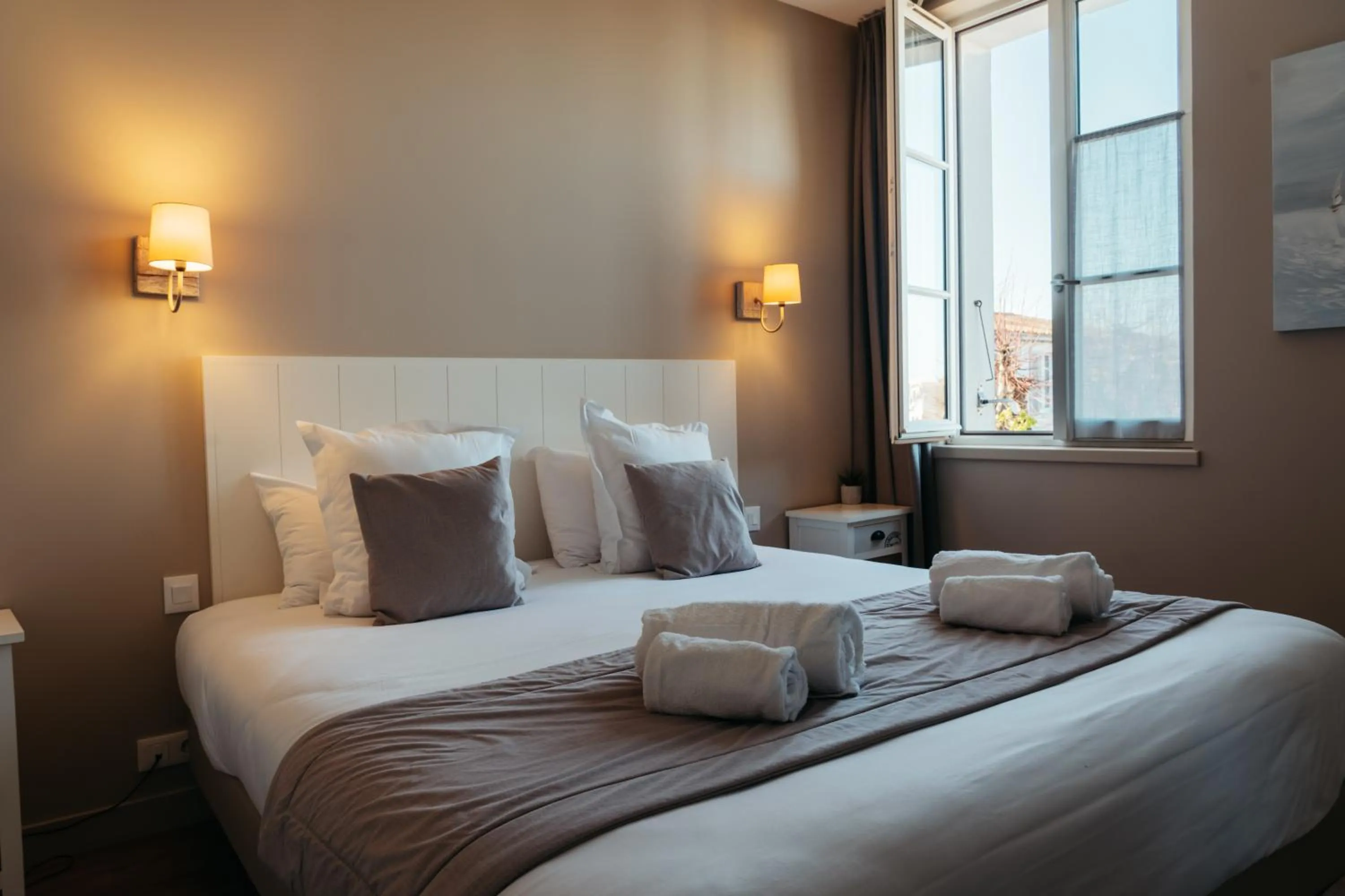 Bedroom, Bed in Hôtel OYAT Ile de Ré - ex Escale