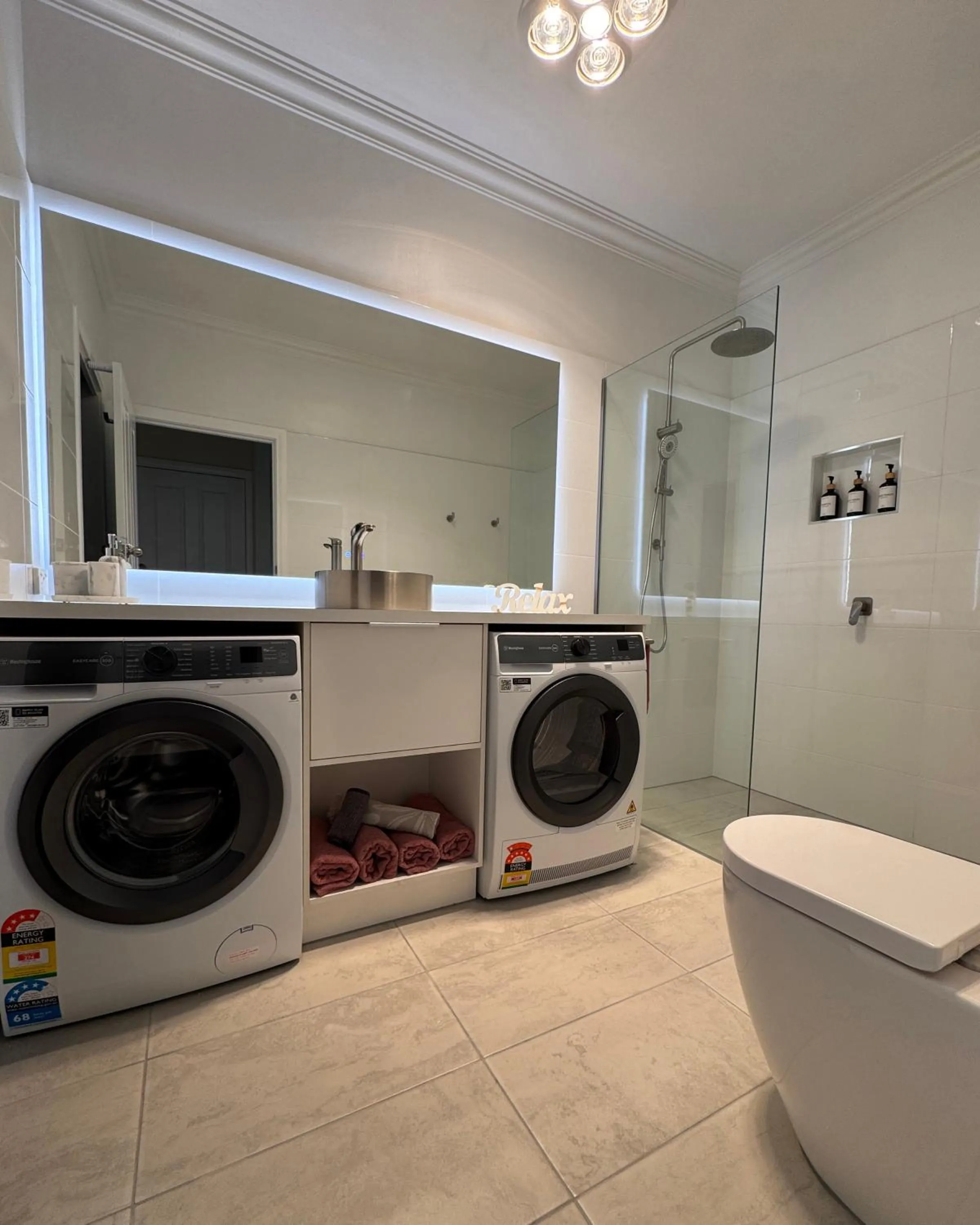 Shower in Banyan Place