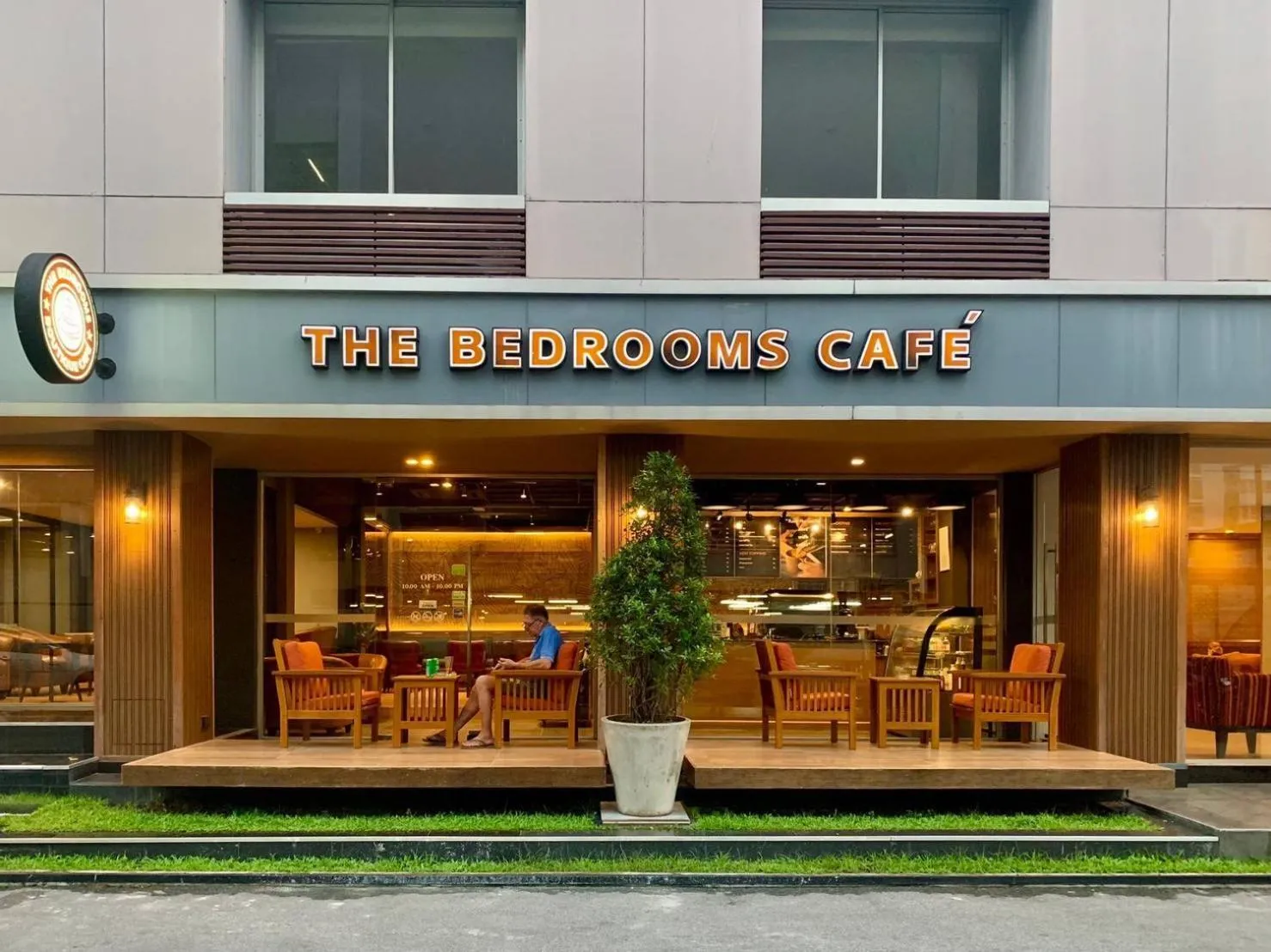 Restaurant/places to eat in The Bedrooms Boutique Hotel Bangkok