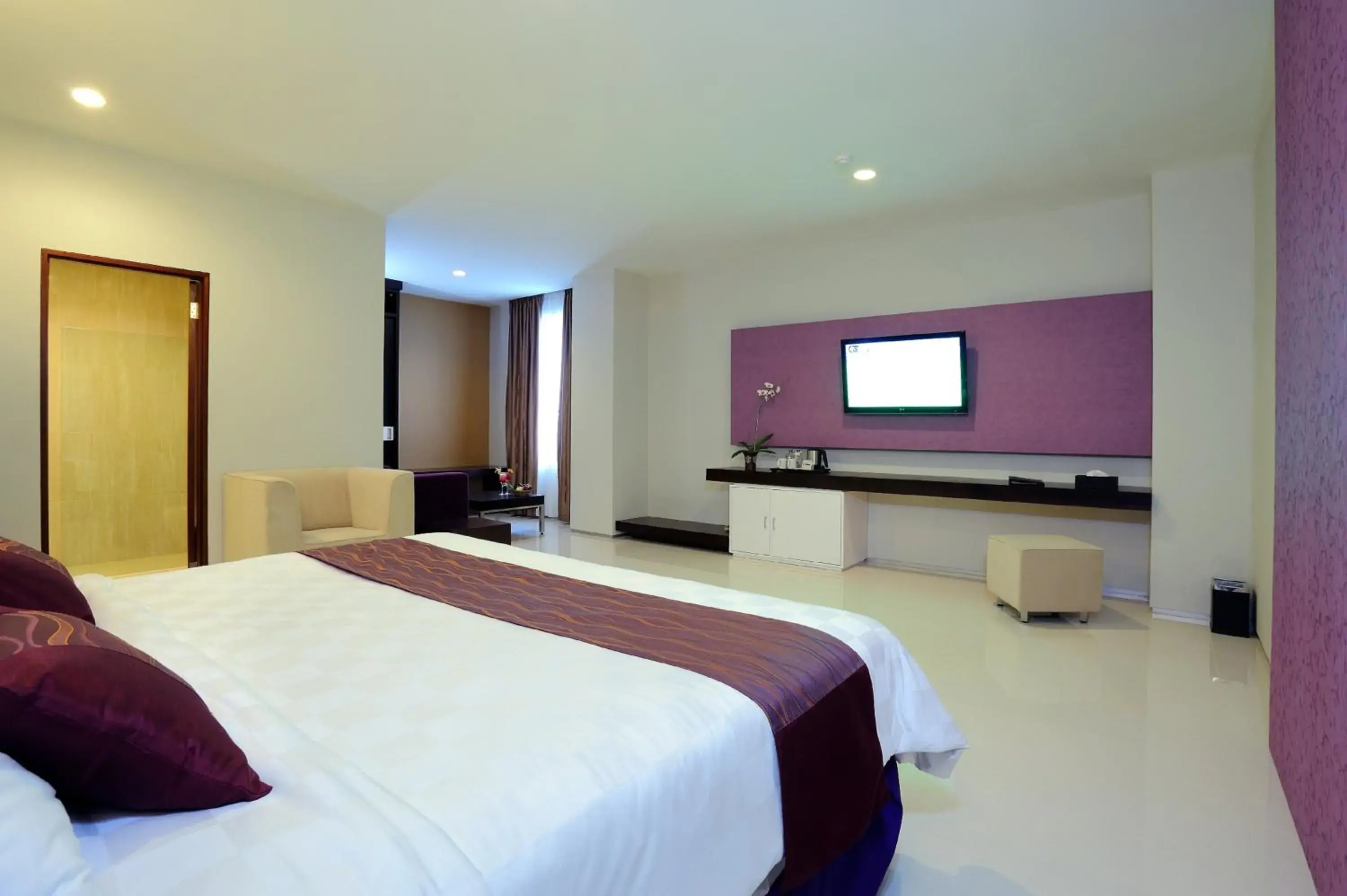 TV and multimedia, Bed in Lombok Plaza Hotel and Convention TV and multimedia, Bed in Lombok Plaza Hotel and Convention
