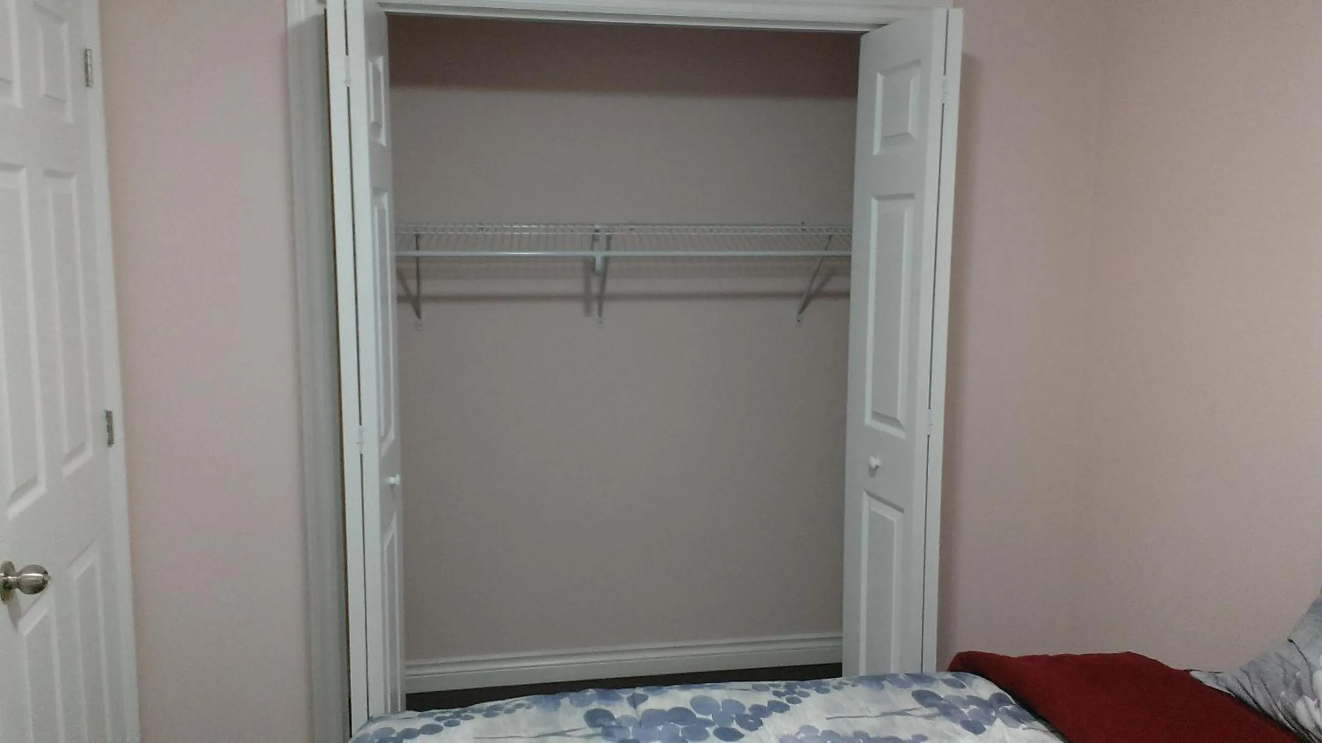 Bed in HB Guest Home 5