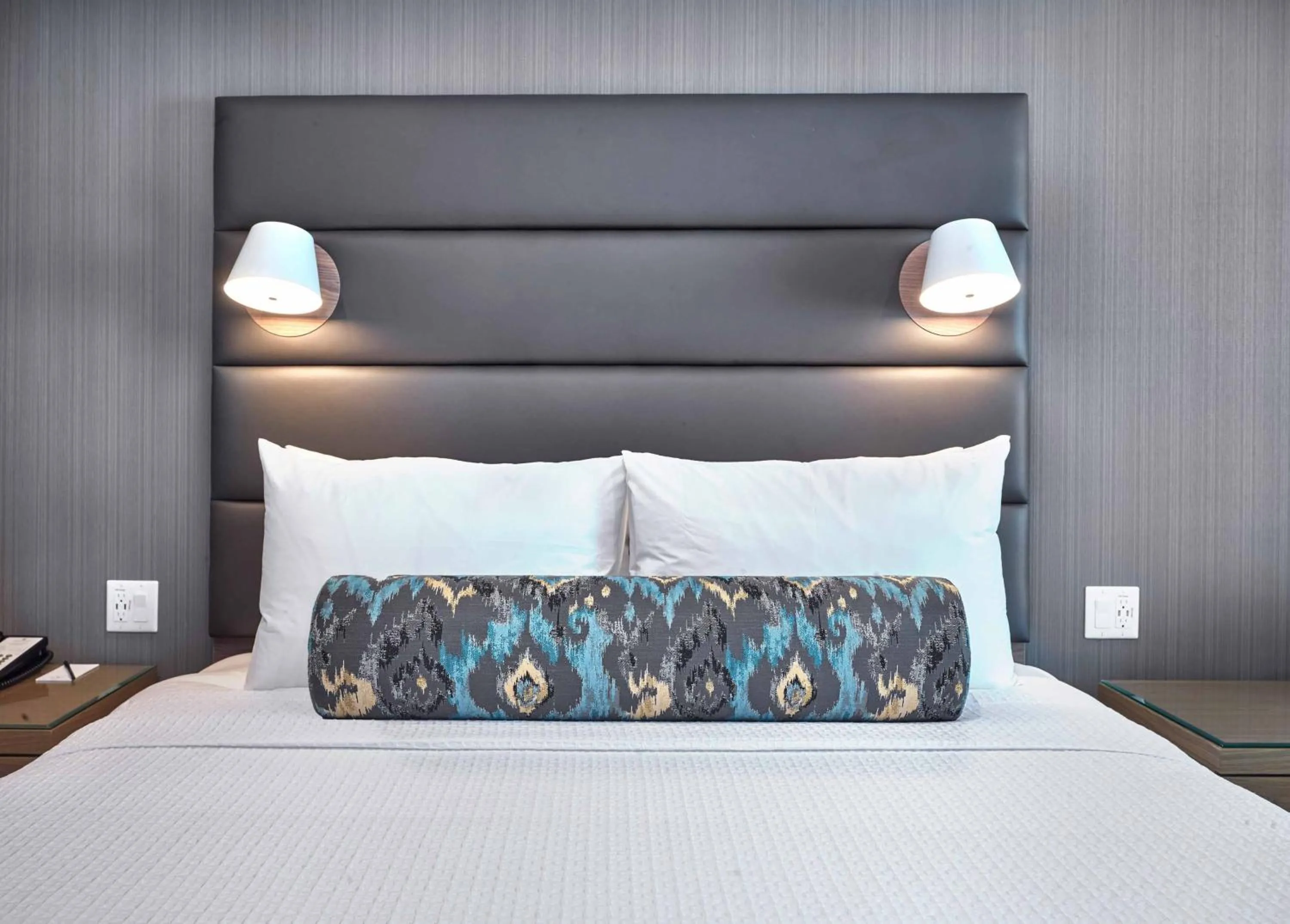 Photo of the whole room, Bed in Sandman Signature Plano-Frisco Hotel