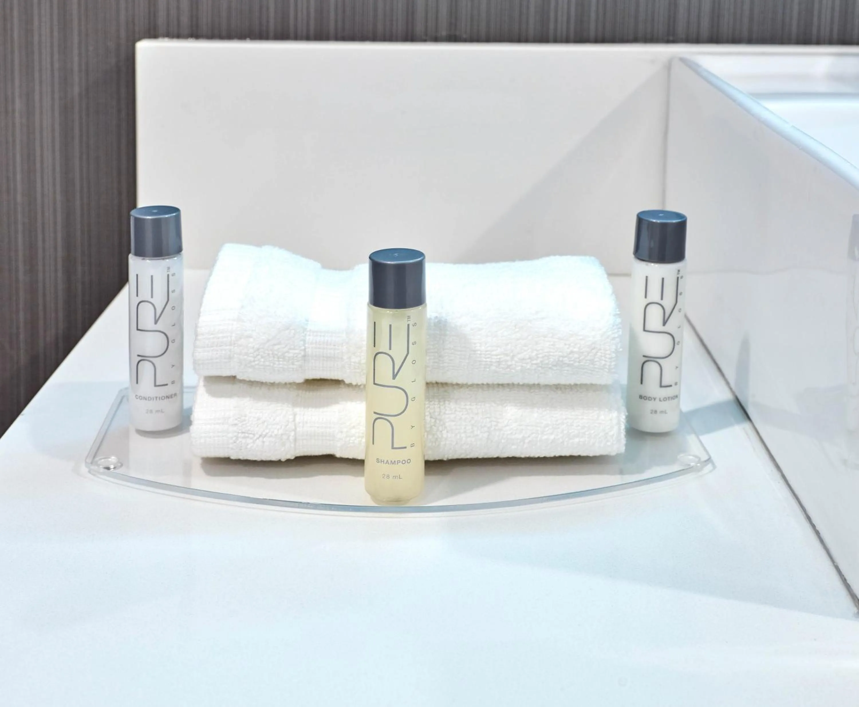 Bathroom, Bed in Sandman Signature Plano-Frisco Hotel