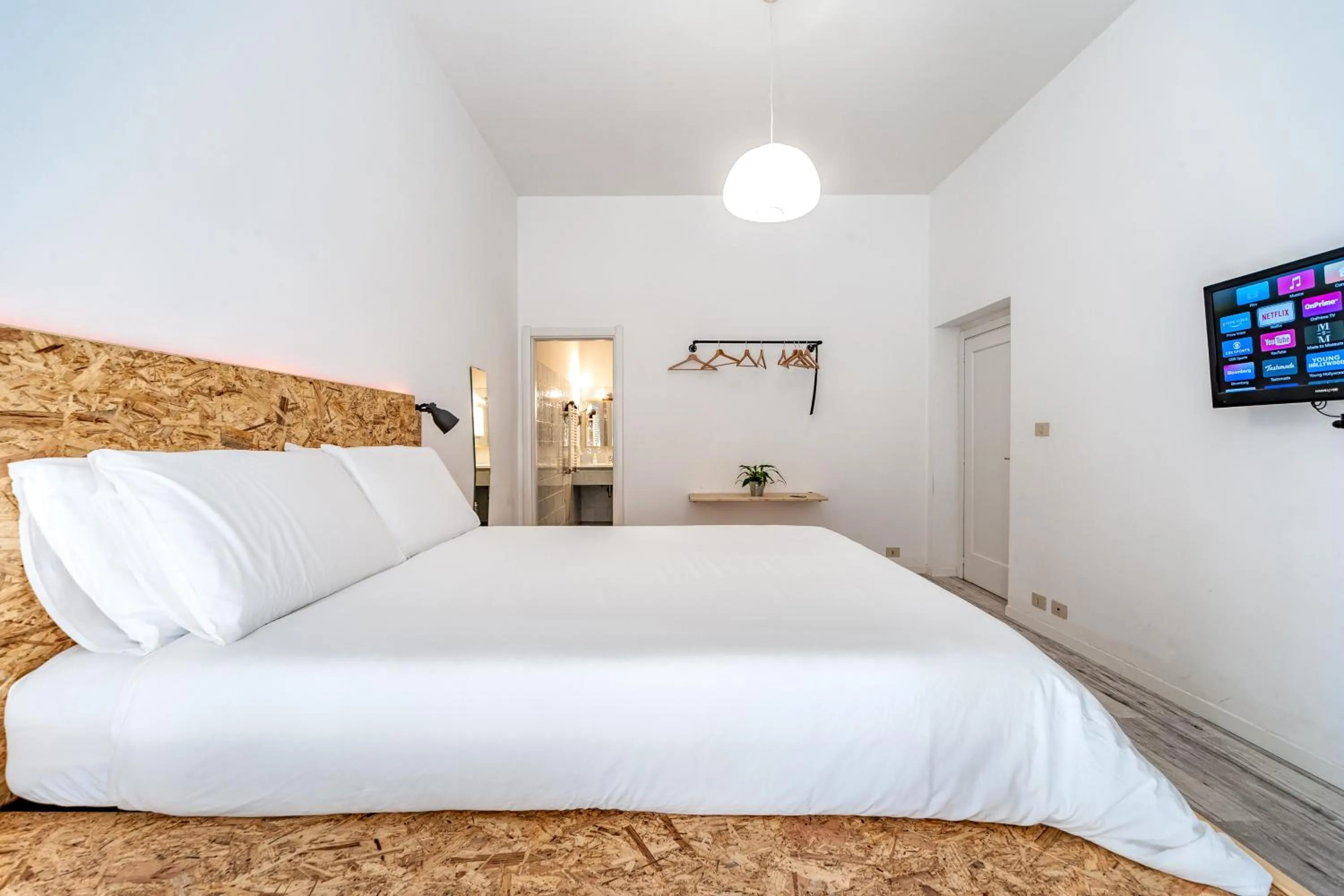 TV and multimedia, Bed in SmooRoomS Roma Ostiense