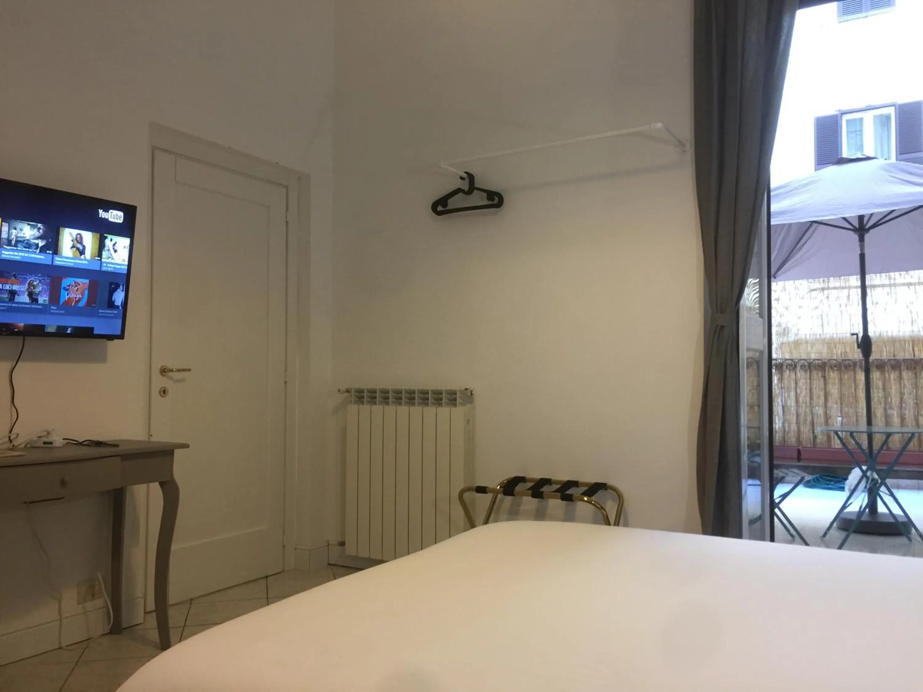 TV and multimedia, Bed in SmooRoomS Roma Ostiense