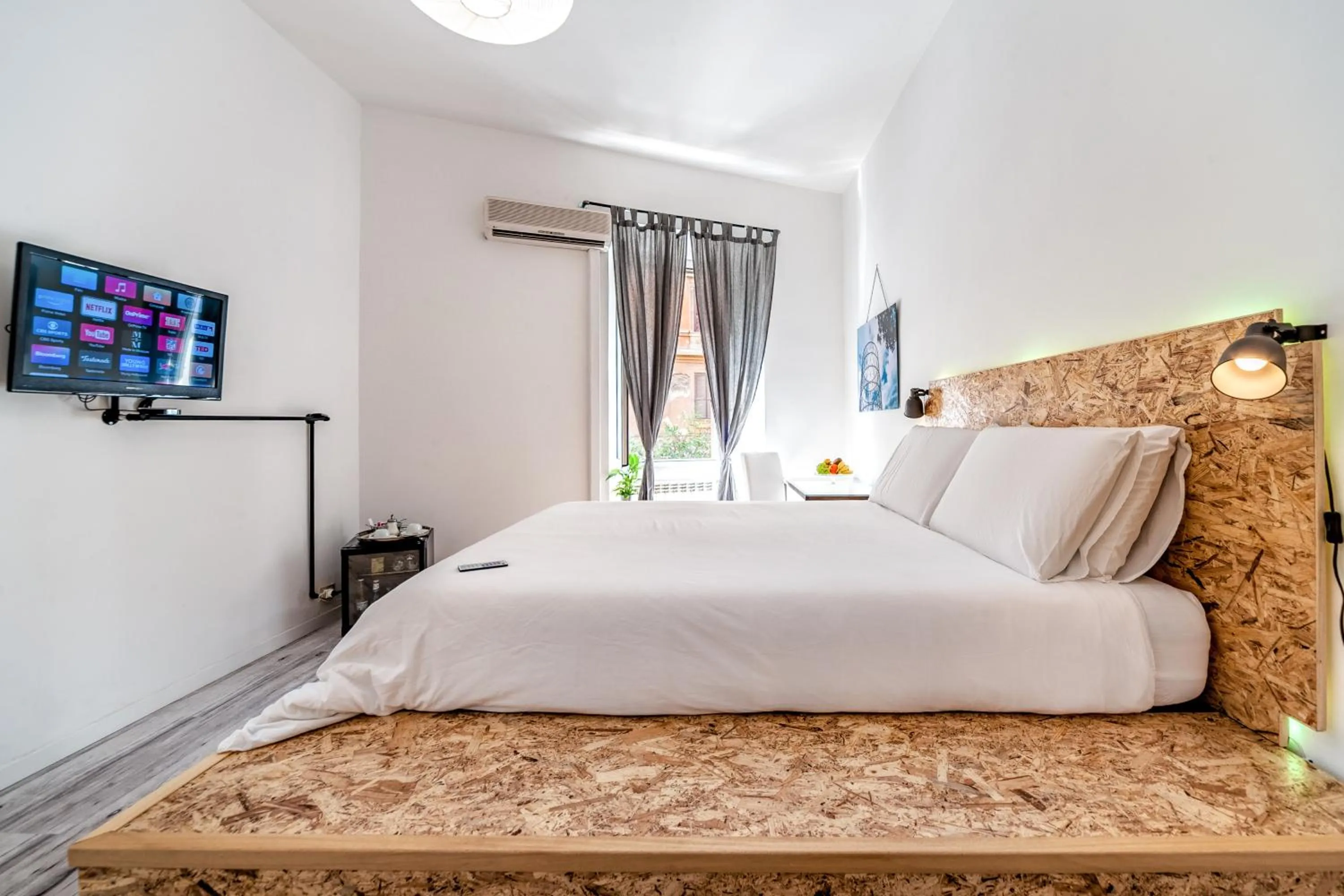 TV and multimedia, Bed in SmooRoomS Roma Ostiense