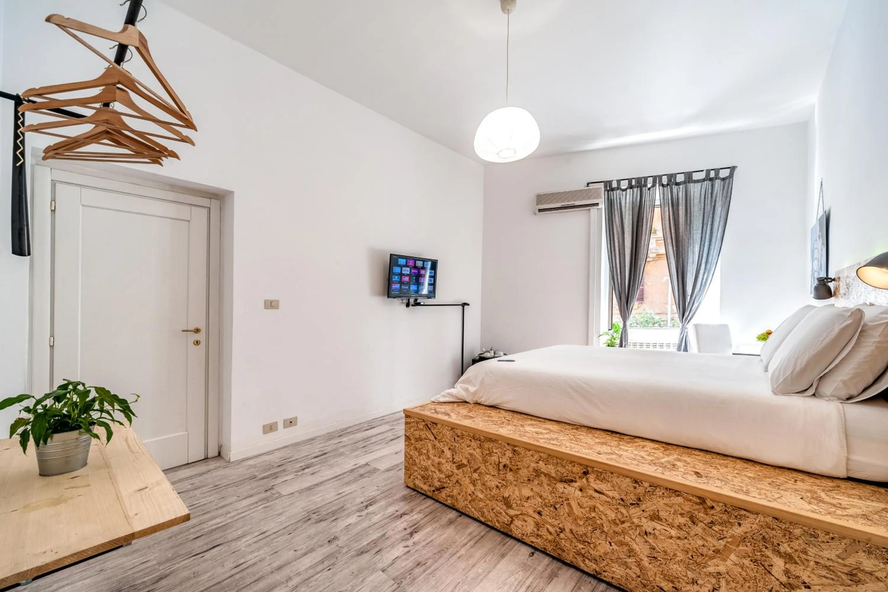 Bed in SmooRoomS Roma Ostiense