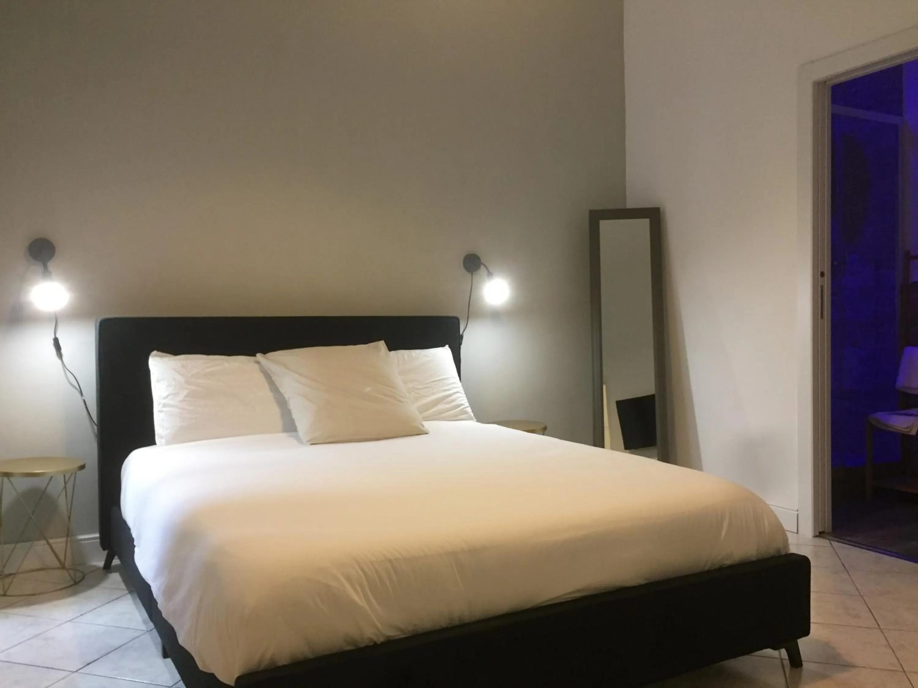 Bed in SmooRoomS Roma Ostiense