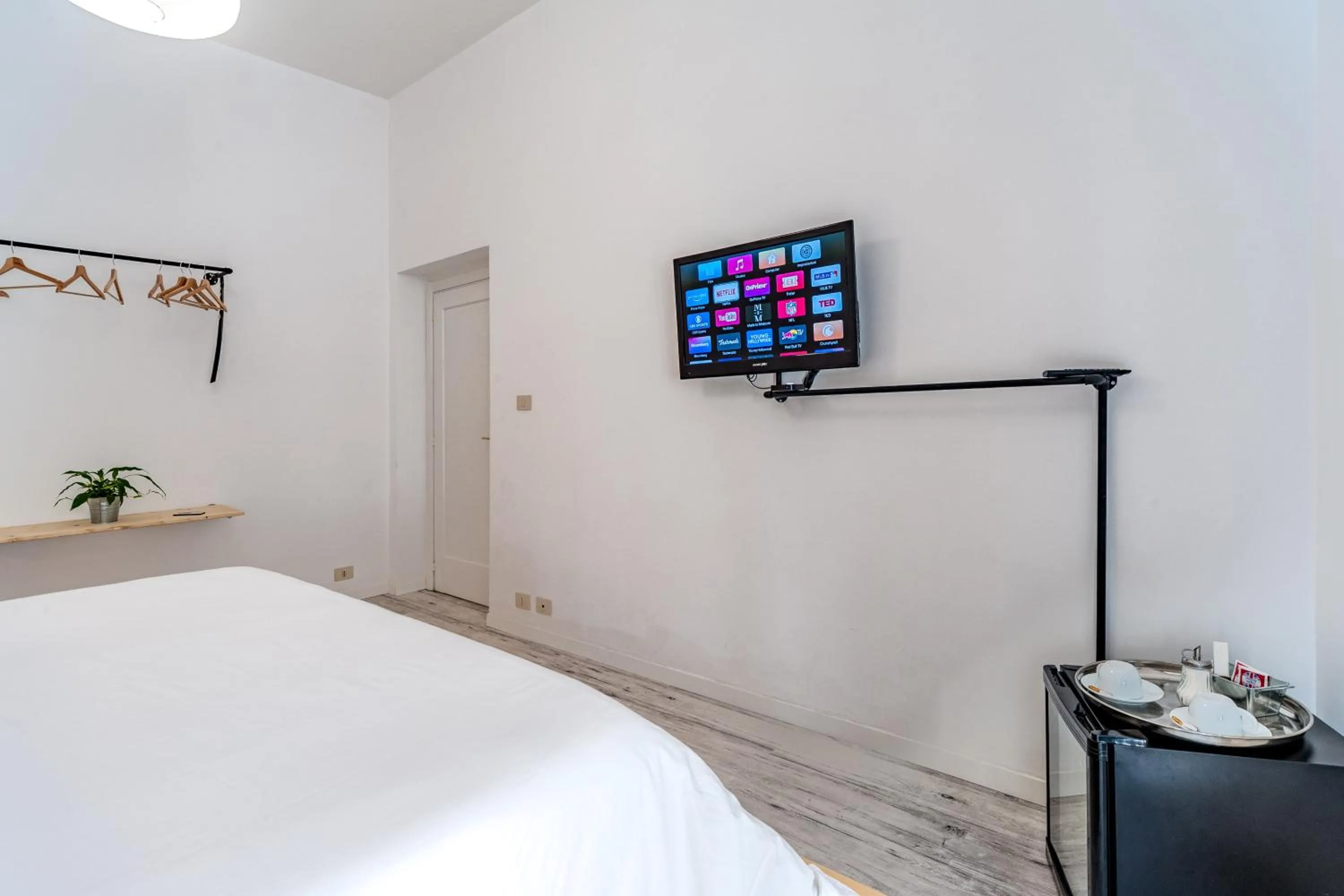 TV and multimedia, Bed in SmooRoomS Roma Ostiense