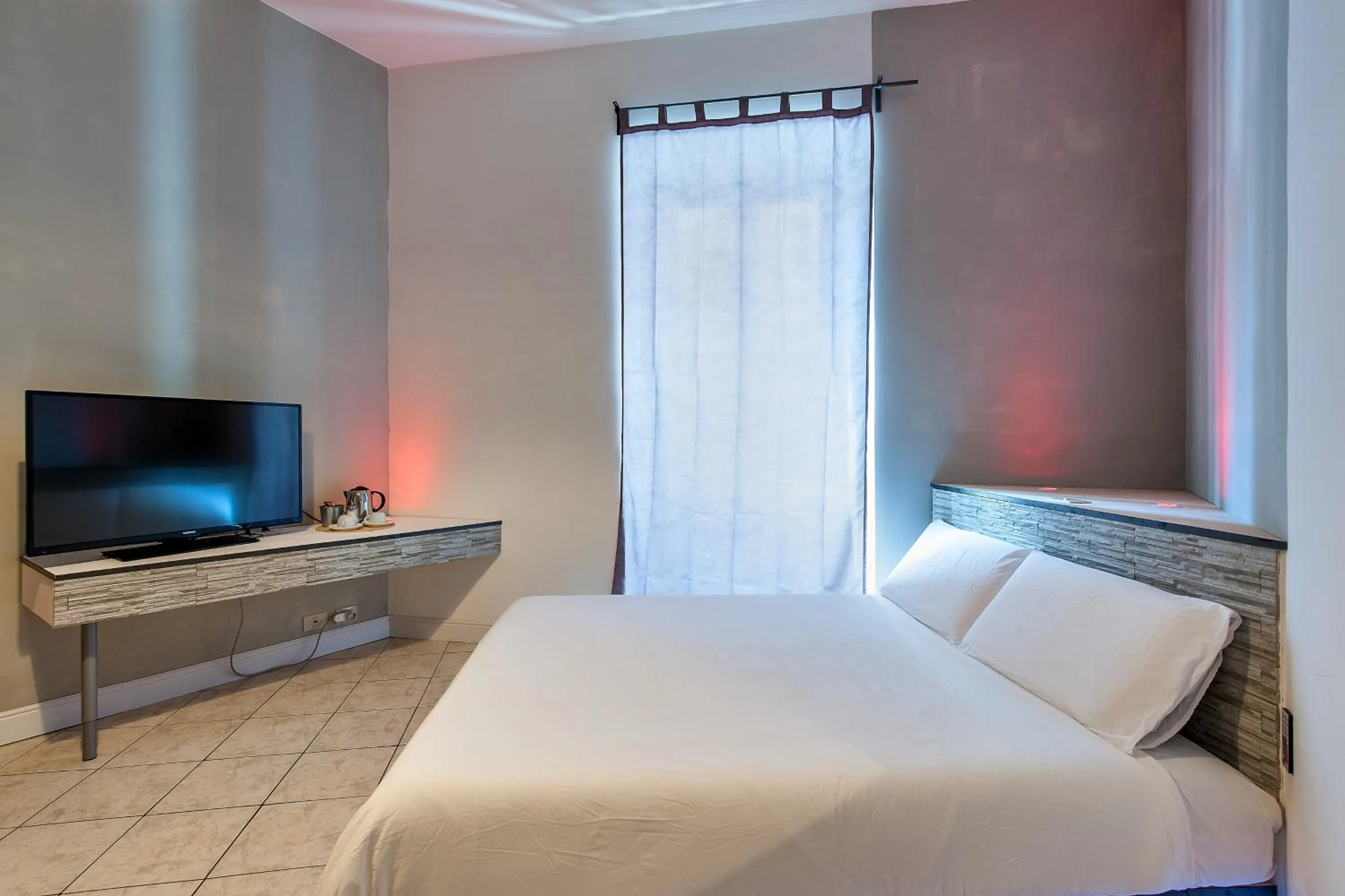 TV and multimedia, Bed in SmooRoomS Roma Ostiense