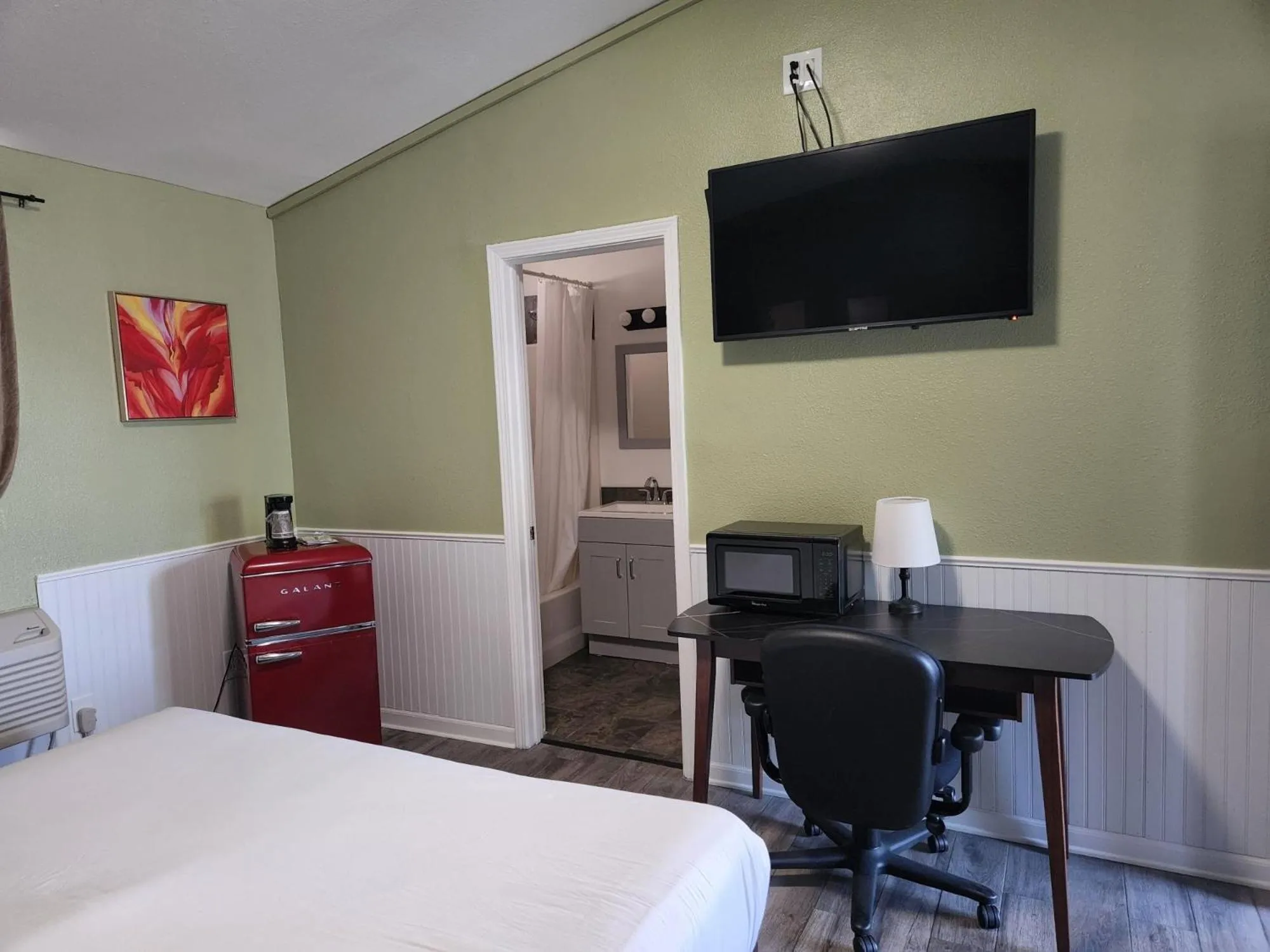 TV and multimedia, Bed in Europa Inn & Suites