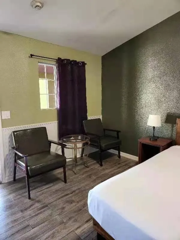 Living room, Bed in Europa Inn & Suites