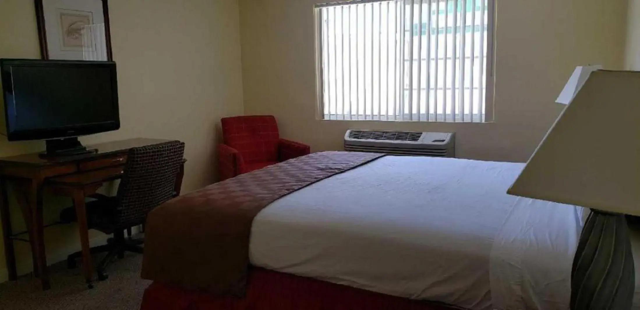 Bed in Europa Inn & Suites Bed in Europa Inn & Suites