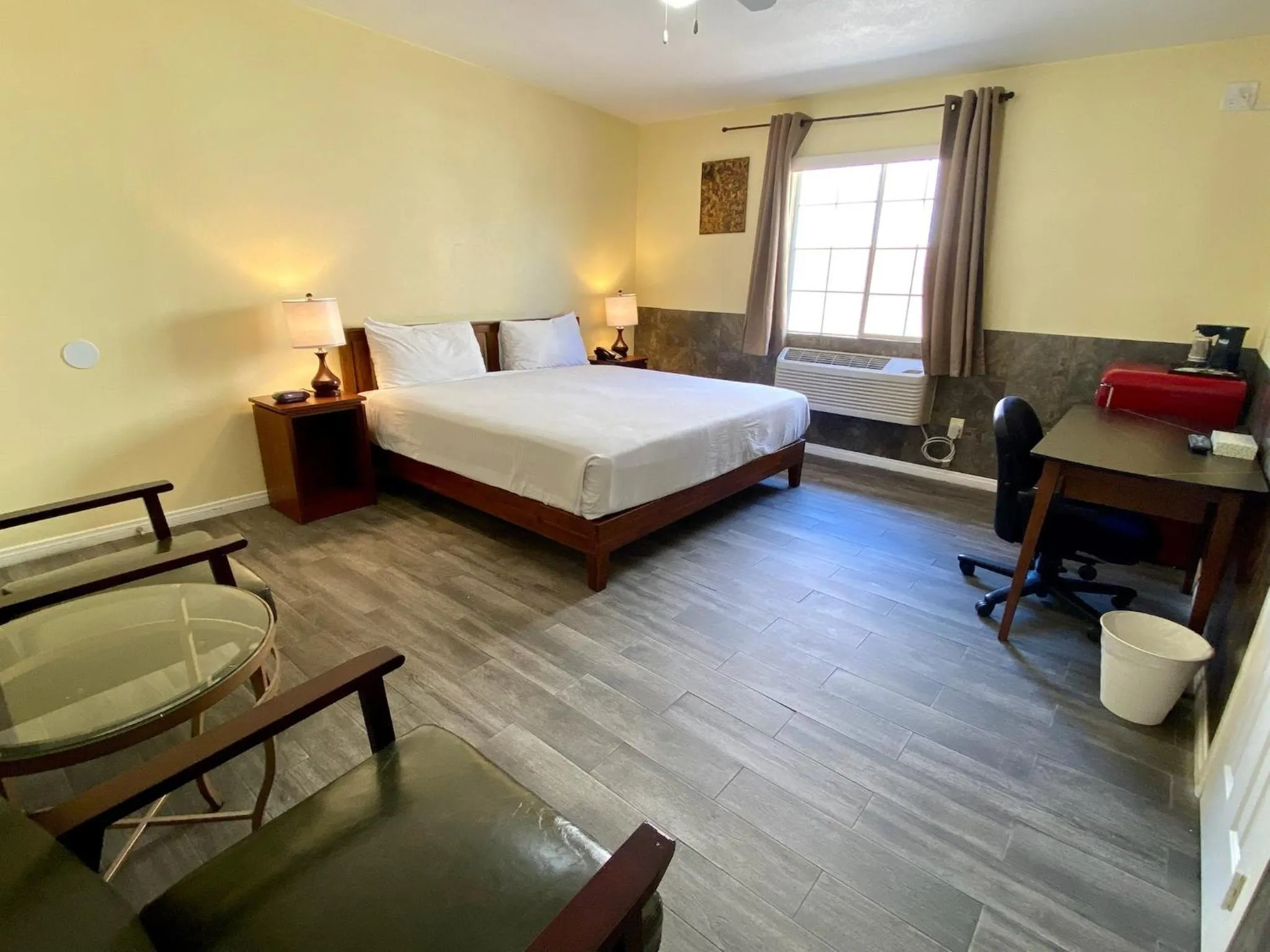 Photo of the whole room, Bed in Europa Inn & Suites