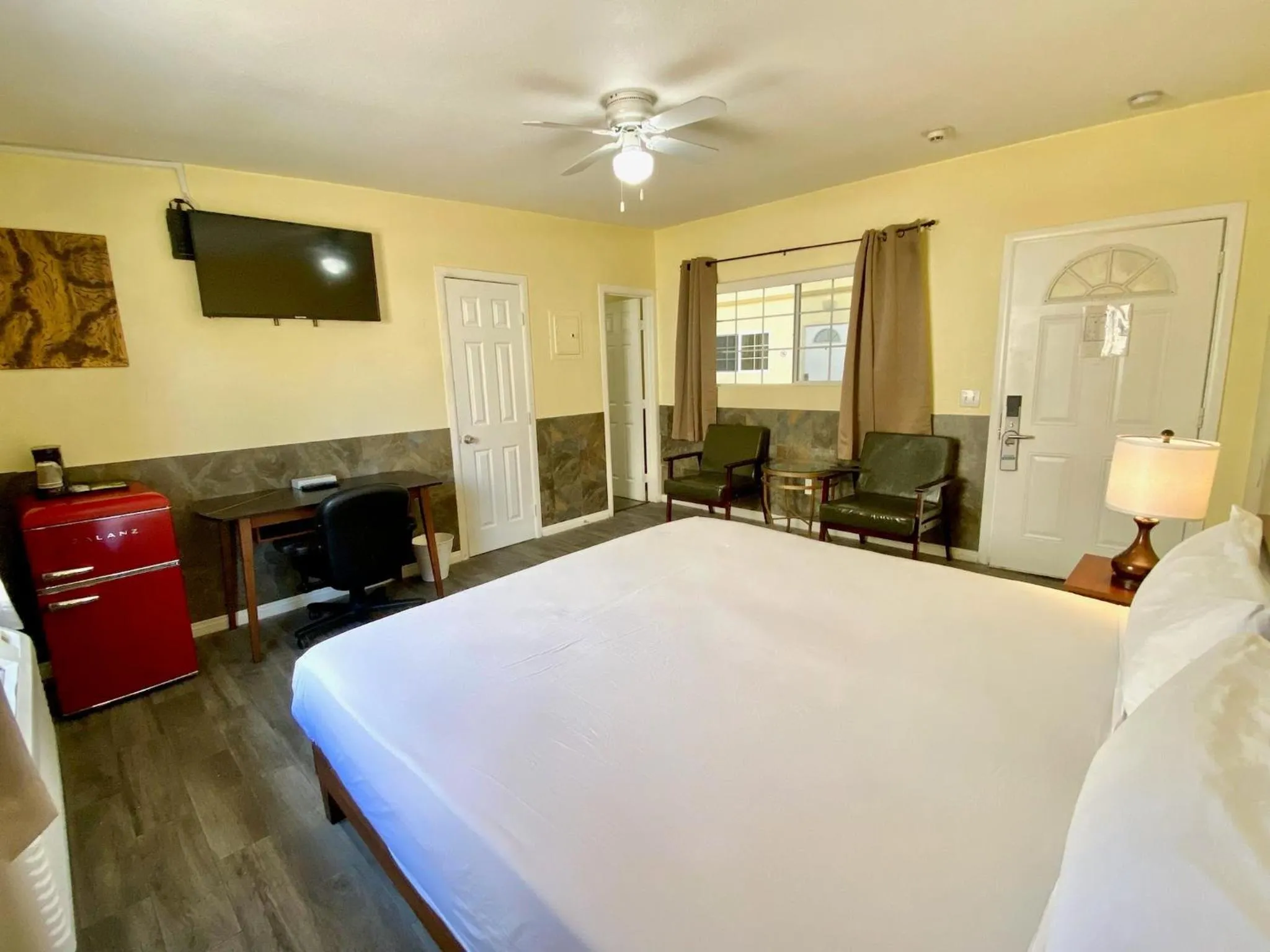 Photo of the whole room, Bed in Europa Inn & Suites