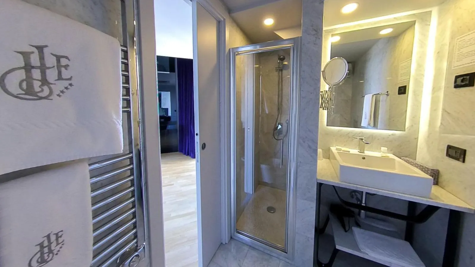 Shower in Hotel Europa