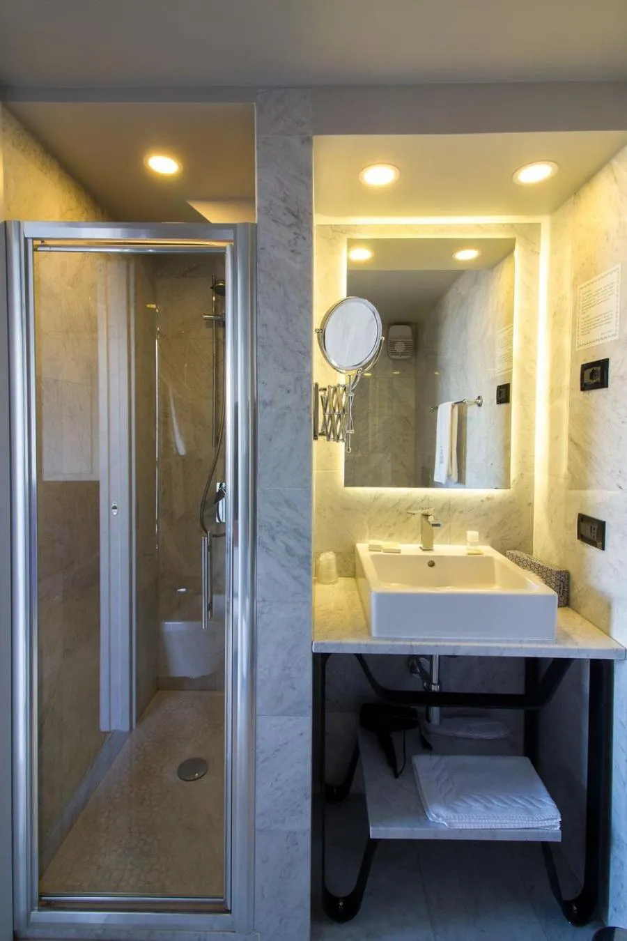 Shower in Hotel Europa