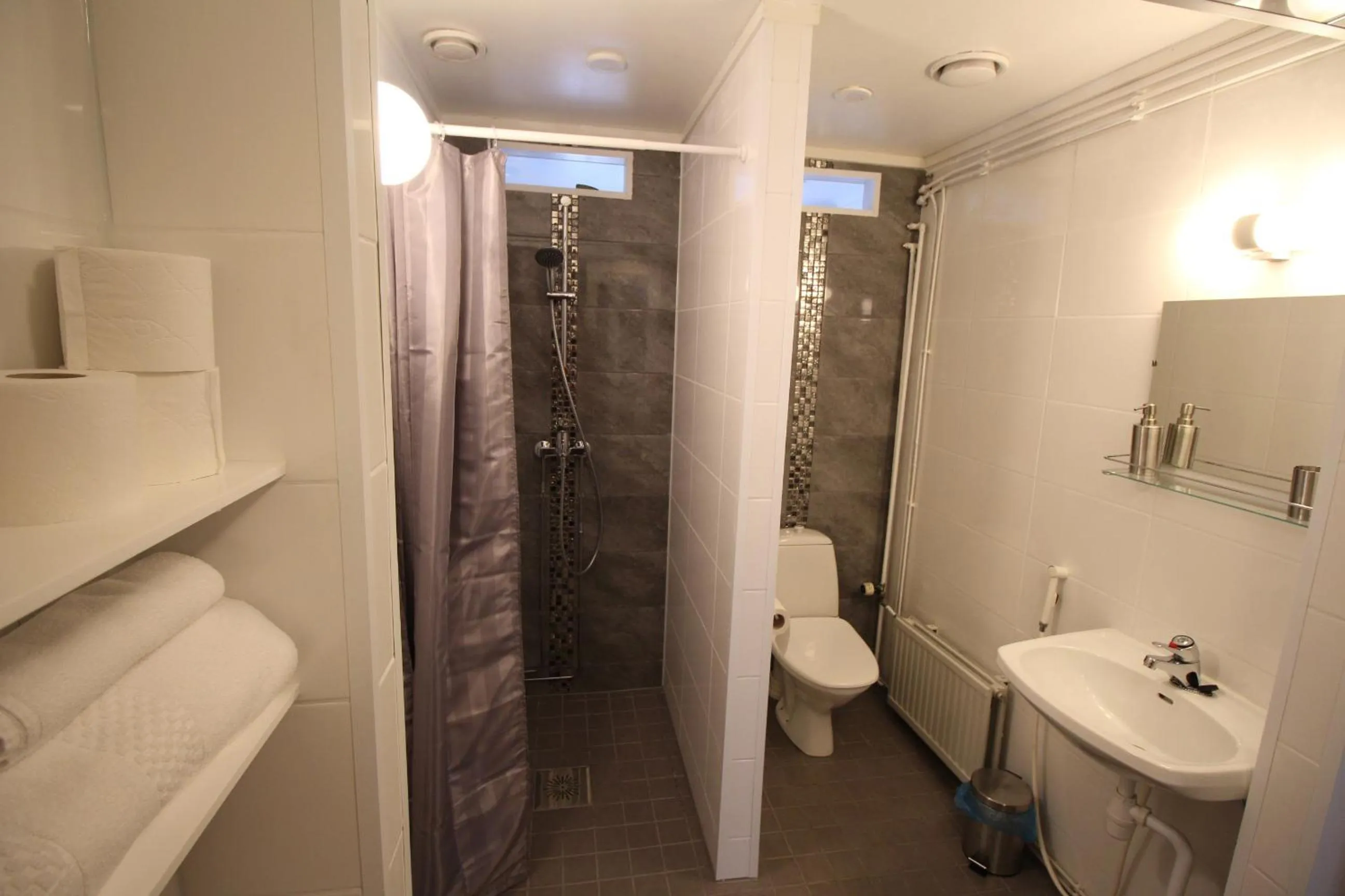 Bathroom in LAURI Historical Log House Manor