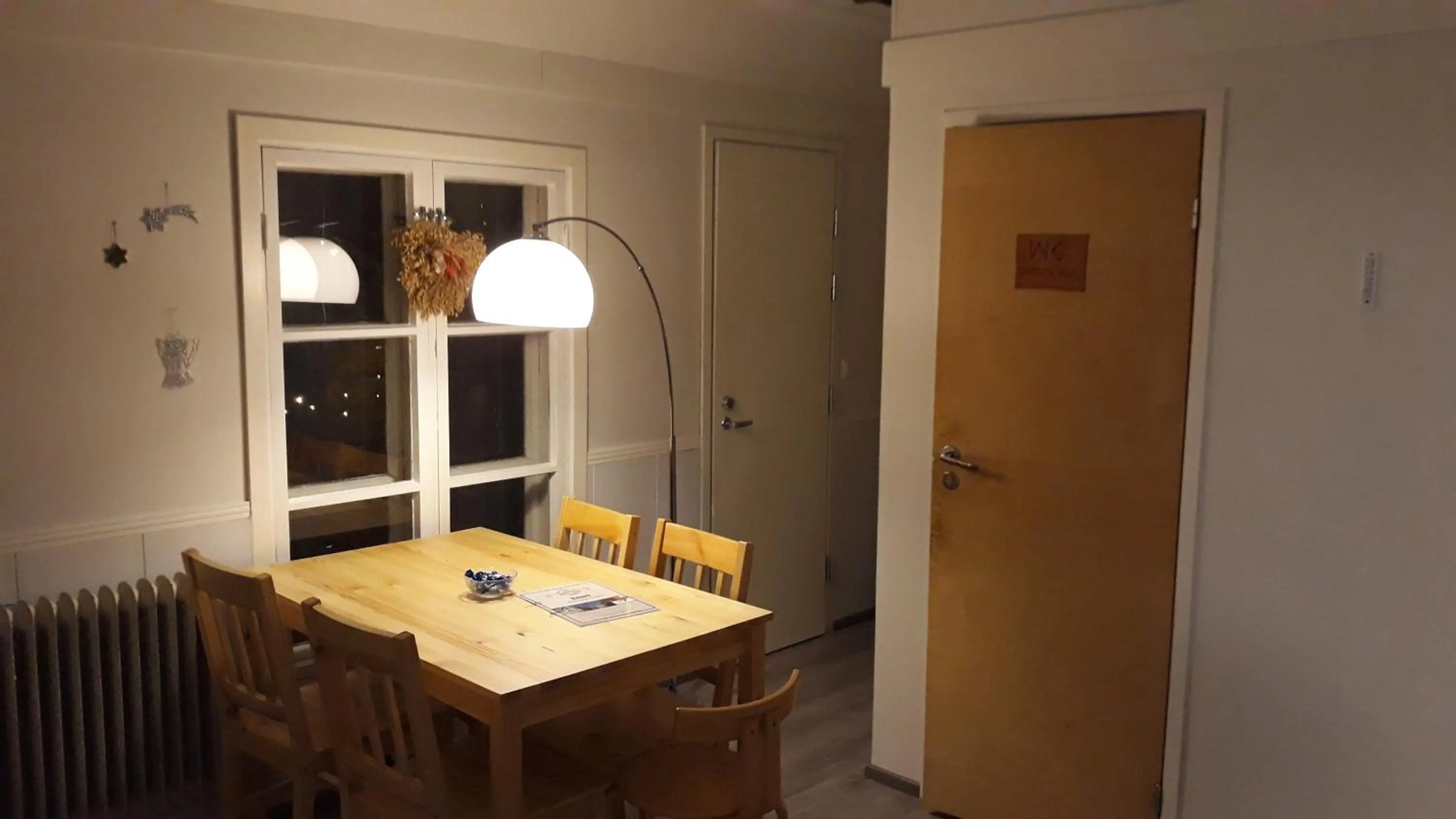 Dining area in LAURI Historical Log House Manor