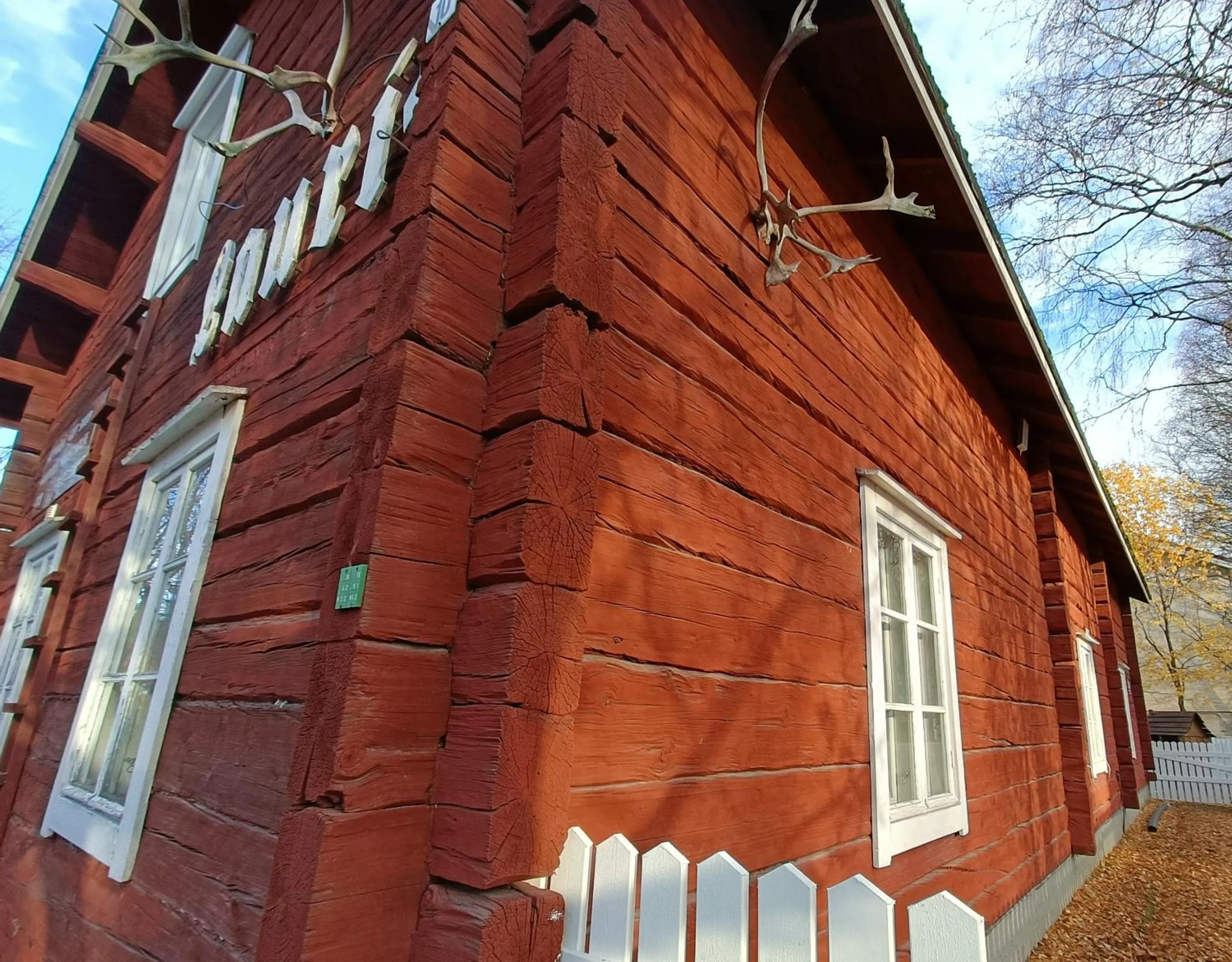Property building in LAURI Historical Log House Manor
