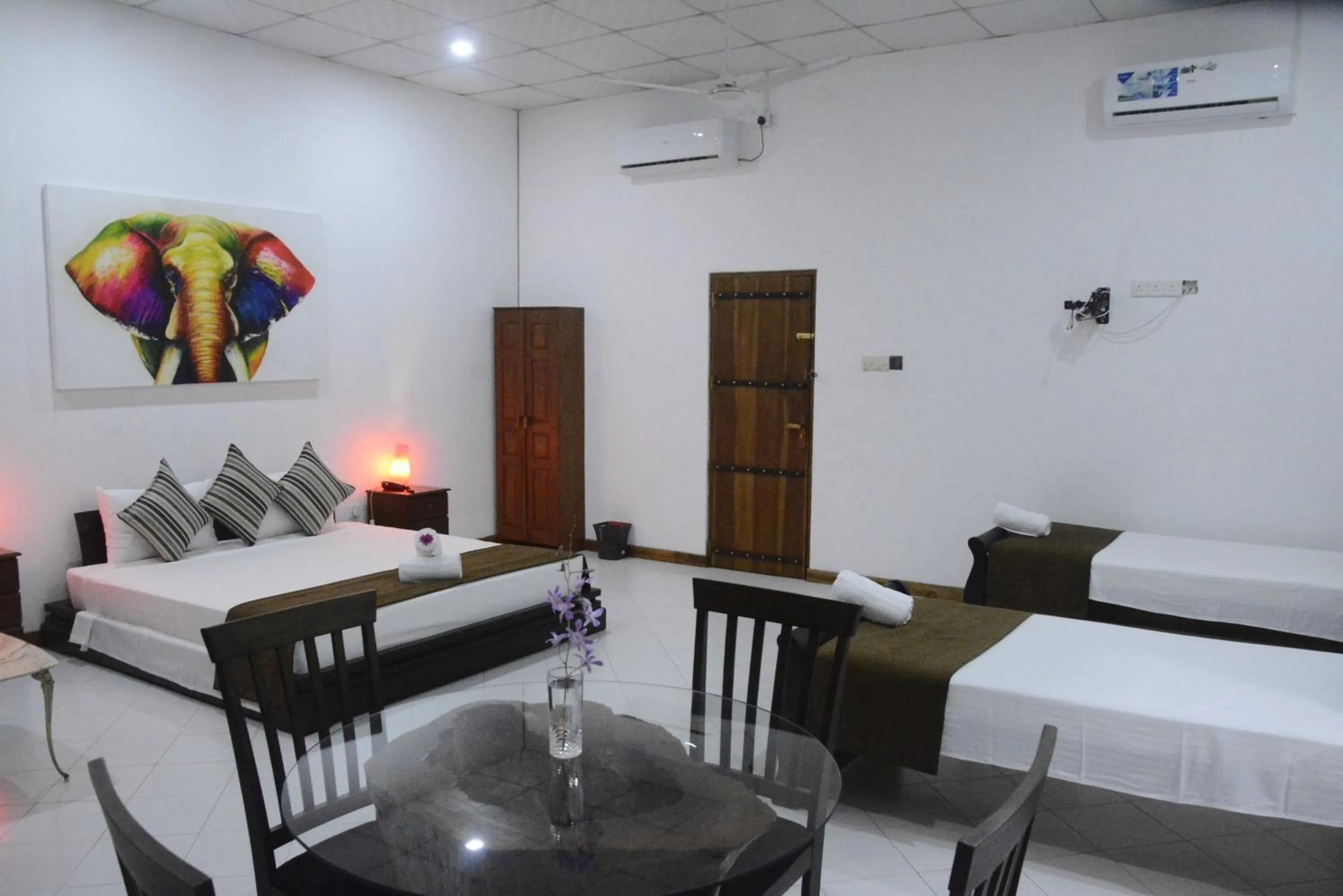 Photo of the whole room, Bed in Vimanra Udawalawa