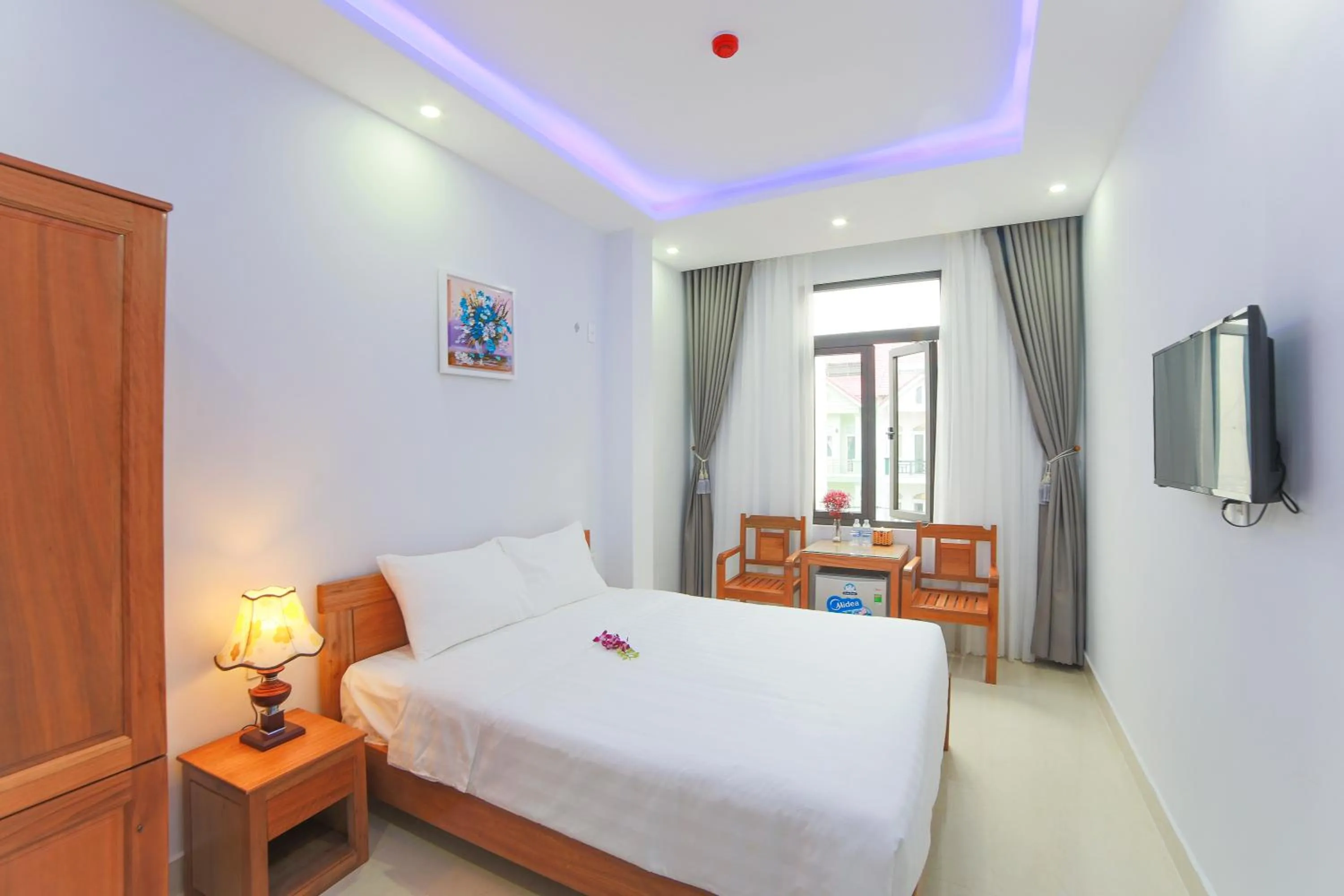 Photo of the whole room, Bed in Summer Beach