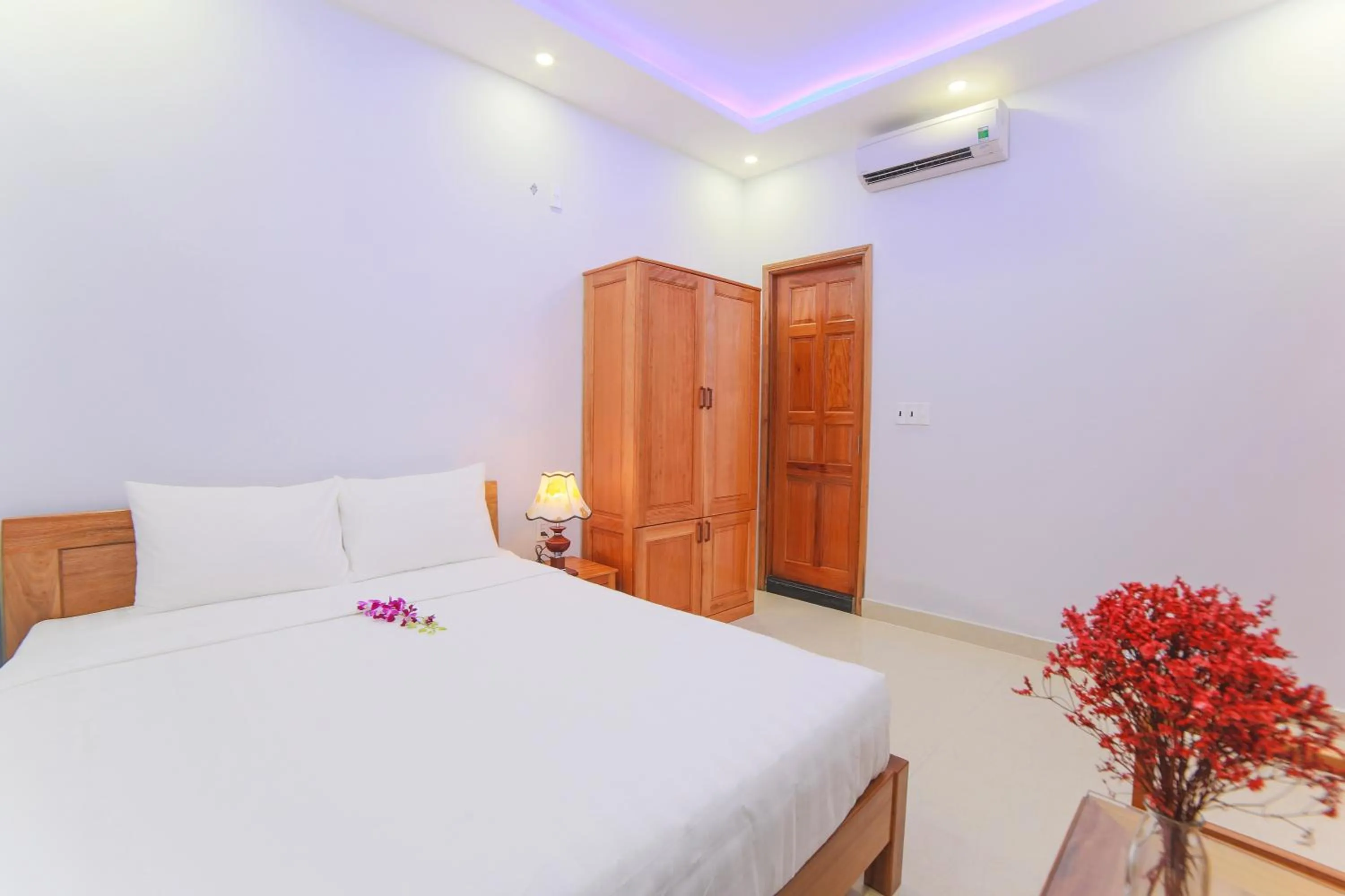 Photo of the whole room, Bed in Summer Beach