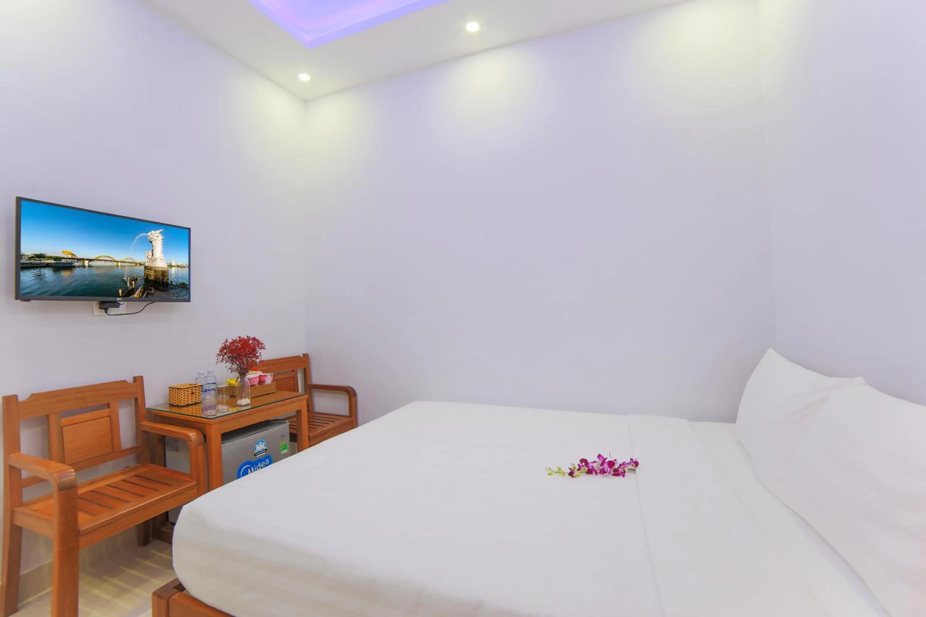 Photo of the whole room, Bed in Summer Beach