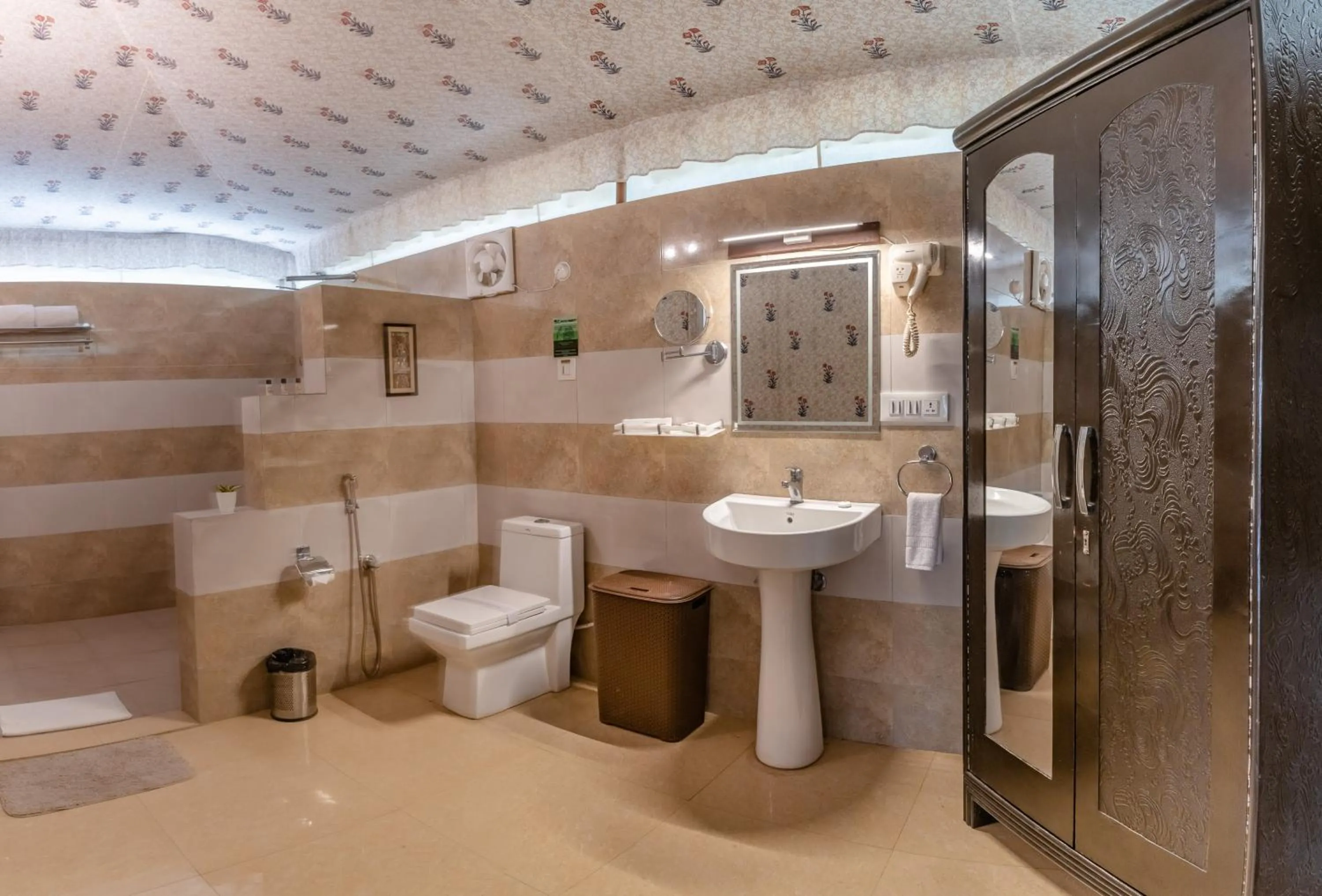 Bathroom in Rawai Luxury Tents Pushkar