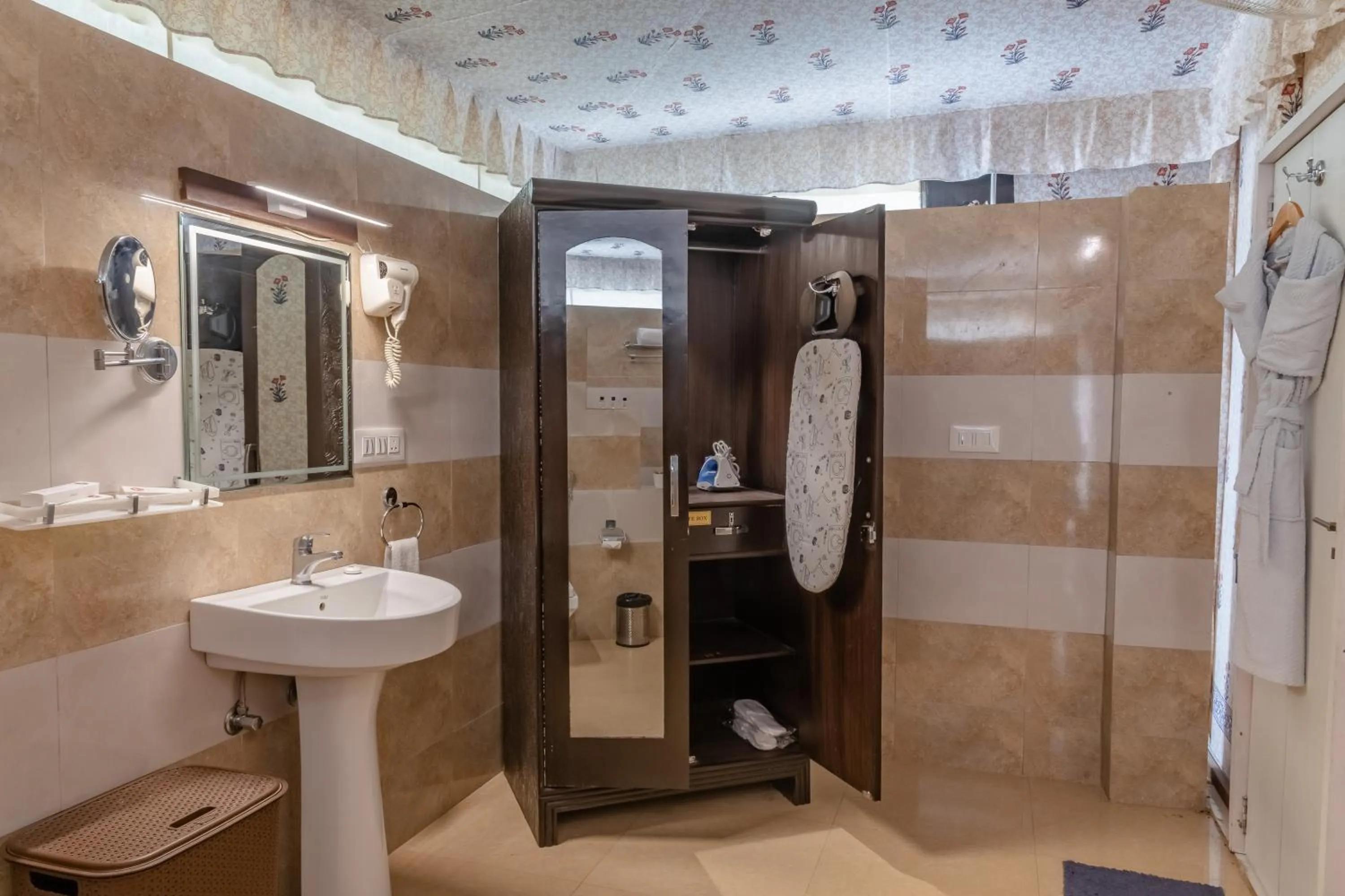 Bathroom in Rawai Luxury Tents Pushkar